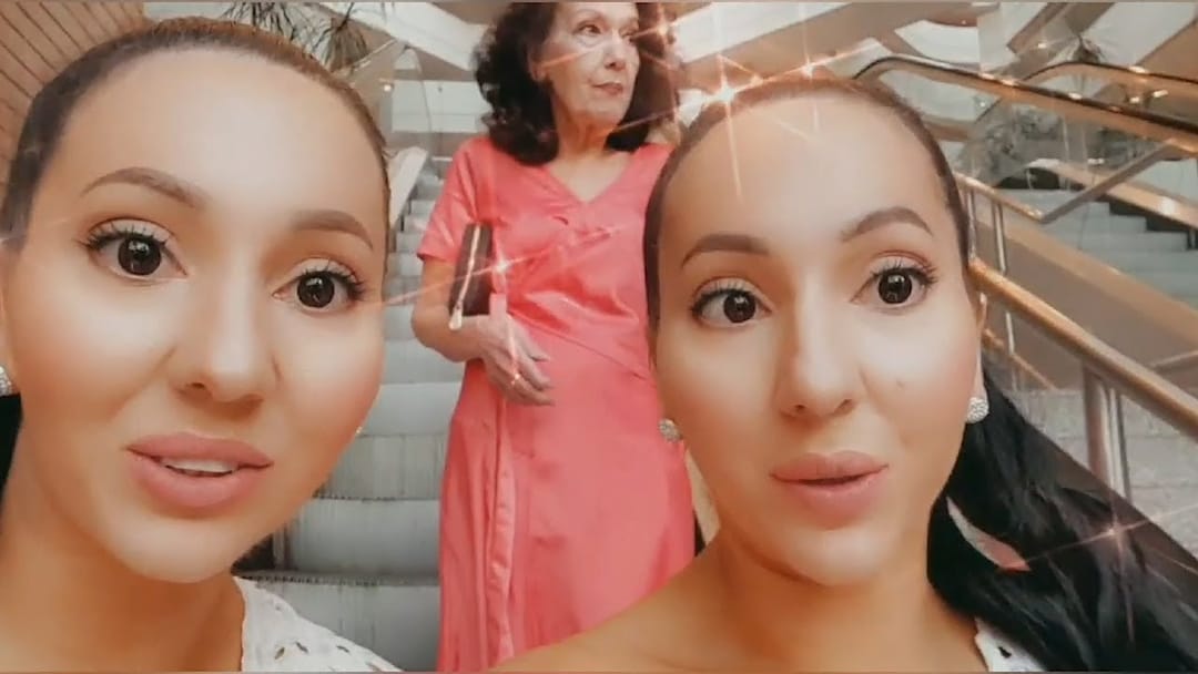 媽媽在她們小時候喜歡把姊妹打扮得一樣,目前與姊妹和班同住,開放看待3人關係。(翻攝IG@annalucydecinque)