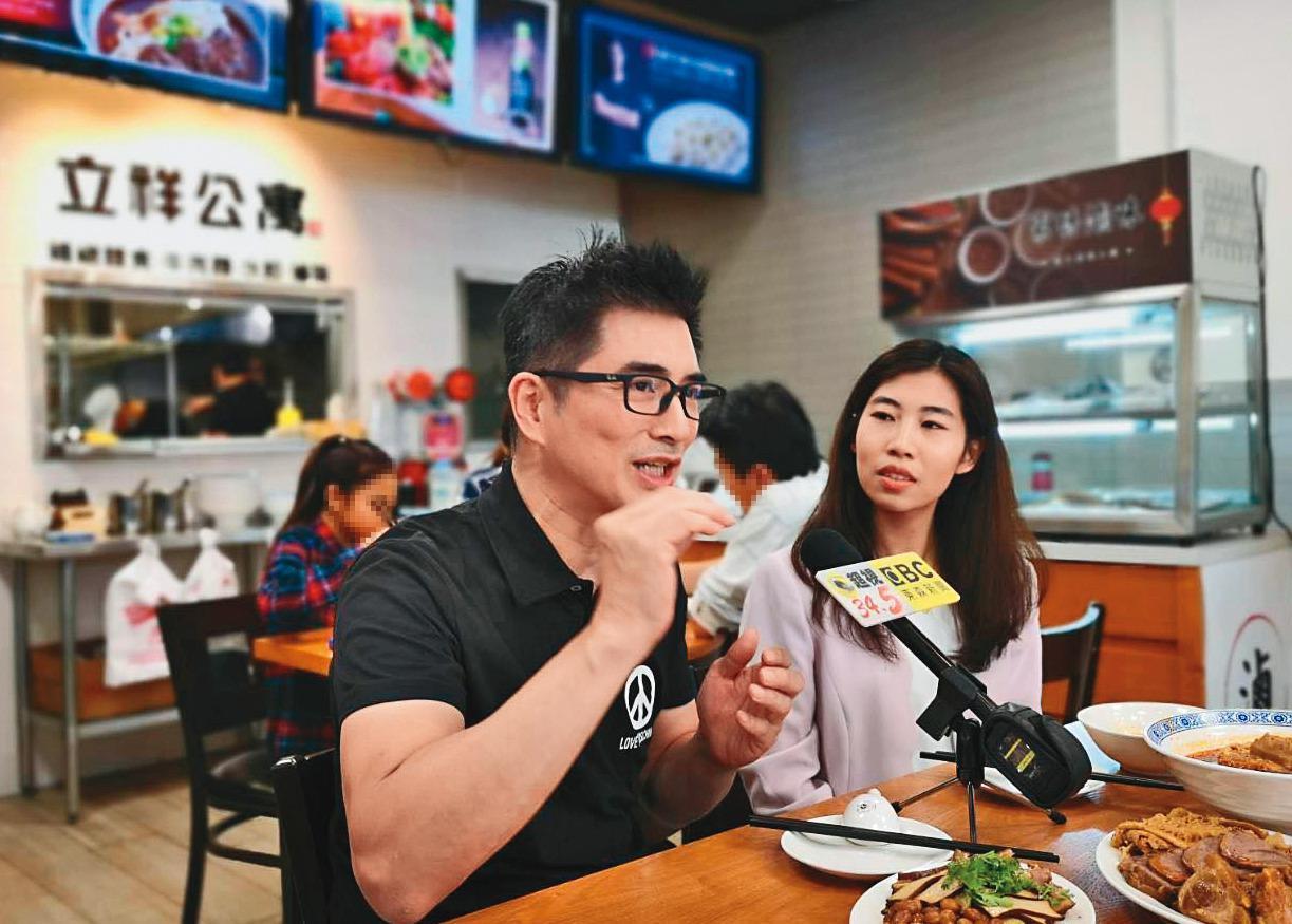 對於麵店親力親為,邵昕(左)除了對外作足宣傳,也常駐店內當活招牌。(翻攝自邵昕的美好年代臉書)