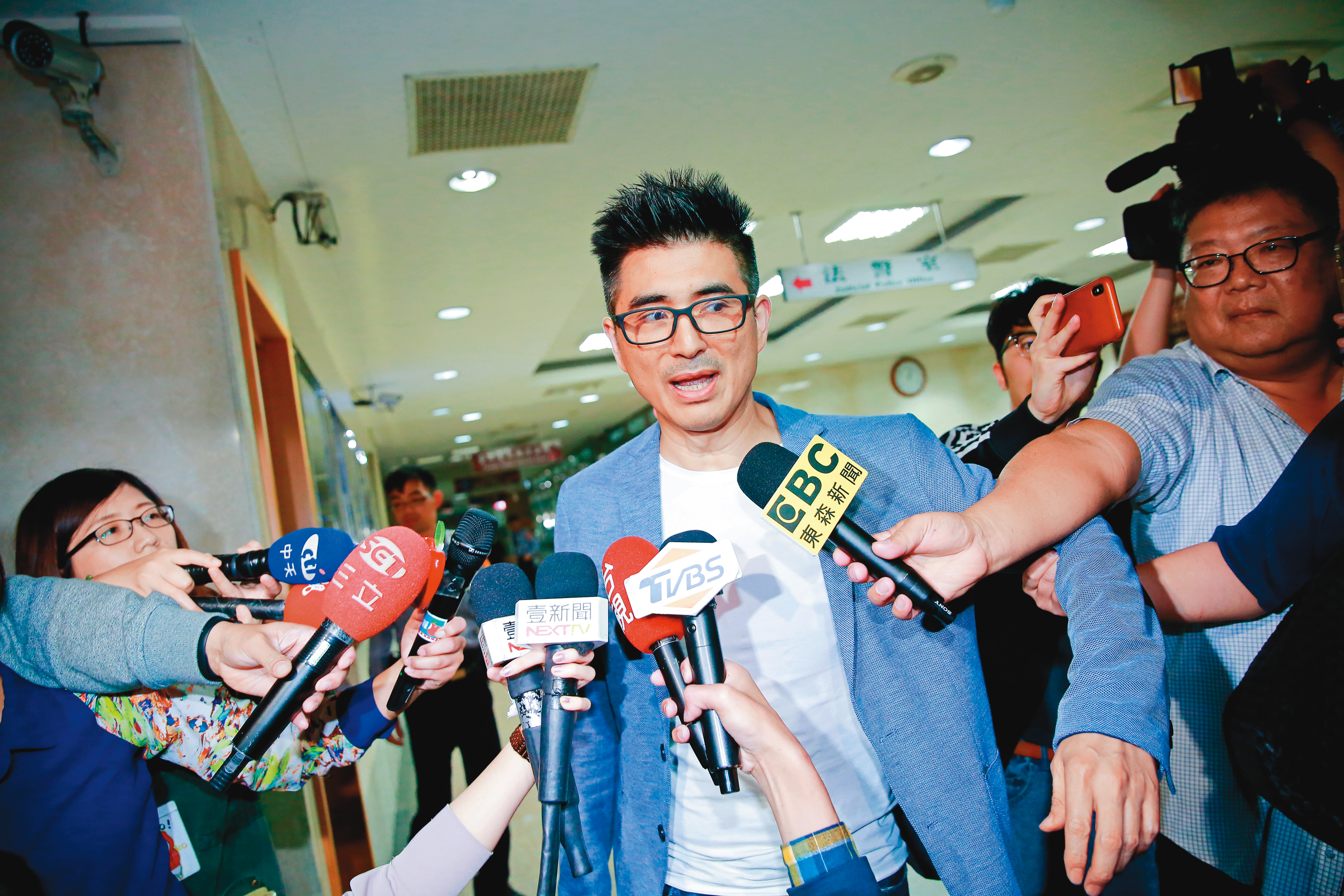 邵昕不僅涉入炒股案，還曾因酒駕被抓，人生也是風風雨雨。