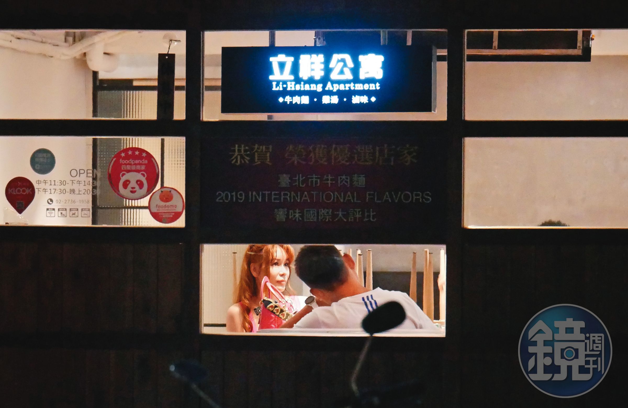 7／19　22:06　李翊菲（左）去邵昕的店聊了很久。