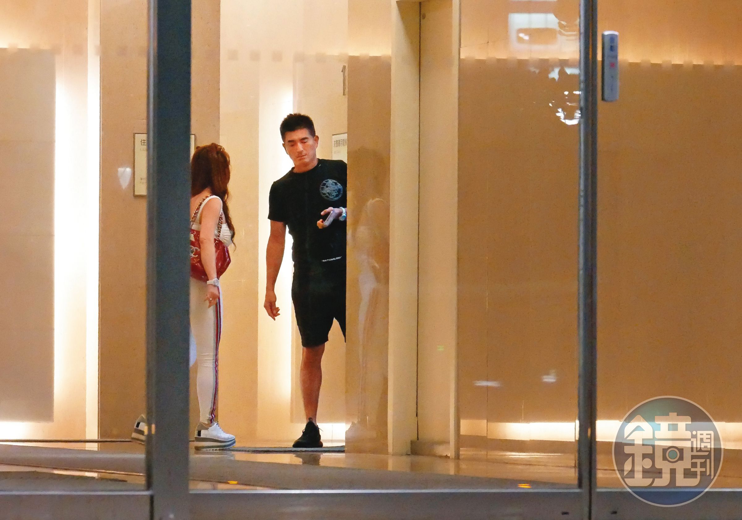 7／24　22:14　邵昕（右）與李翊菲（左）同進同出，可見關係不錯。