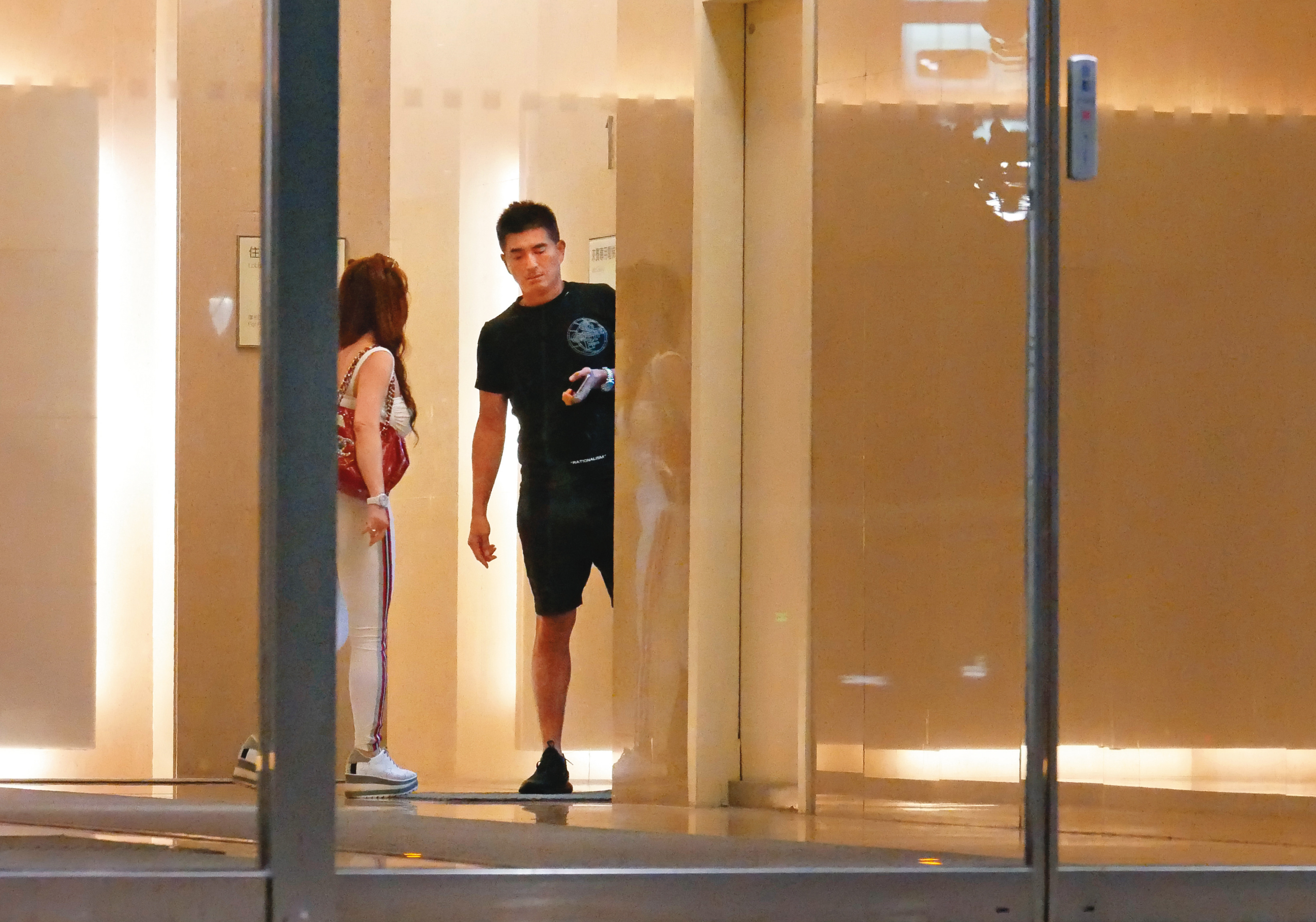 7／24　22:14　邵昕（右）與李翊菲（左）同進同出，可見關係不錯。