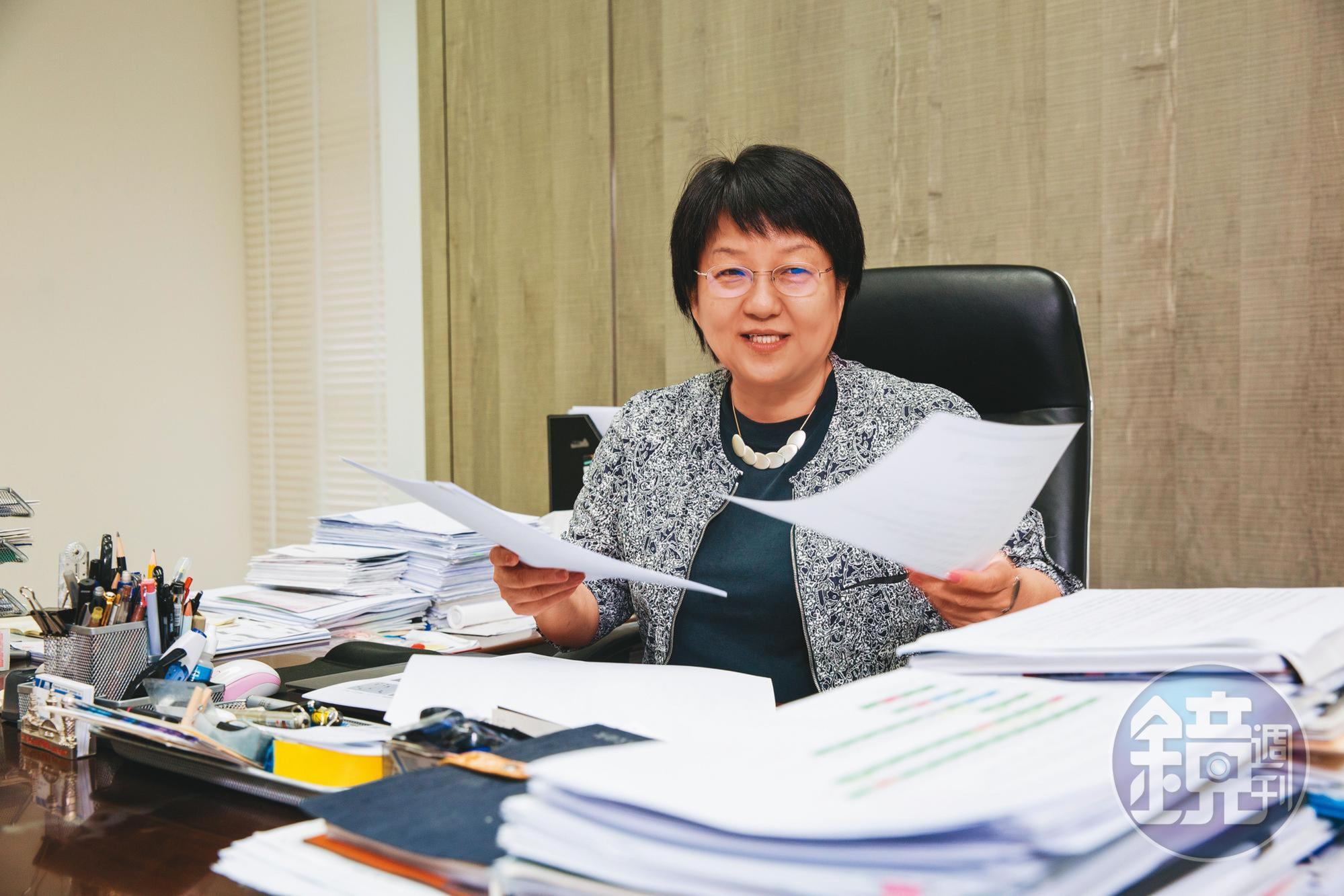 擁有紮實專業知識基礎,讓謝詠芬樂於接受半導體大廠委託的檢測考題,享受破關的快感。