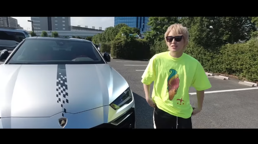 手越祐也在個人YouTube頻道公開藍寶堅尼跑車。(翻攝YouTube畫面)