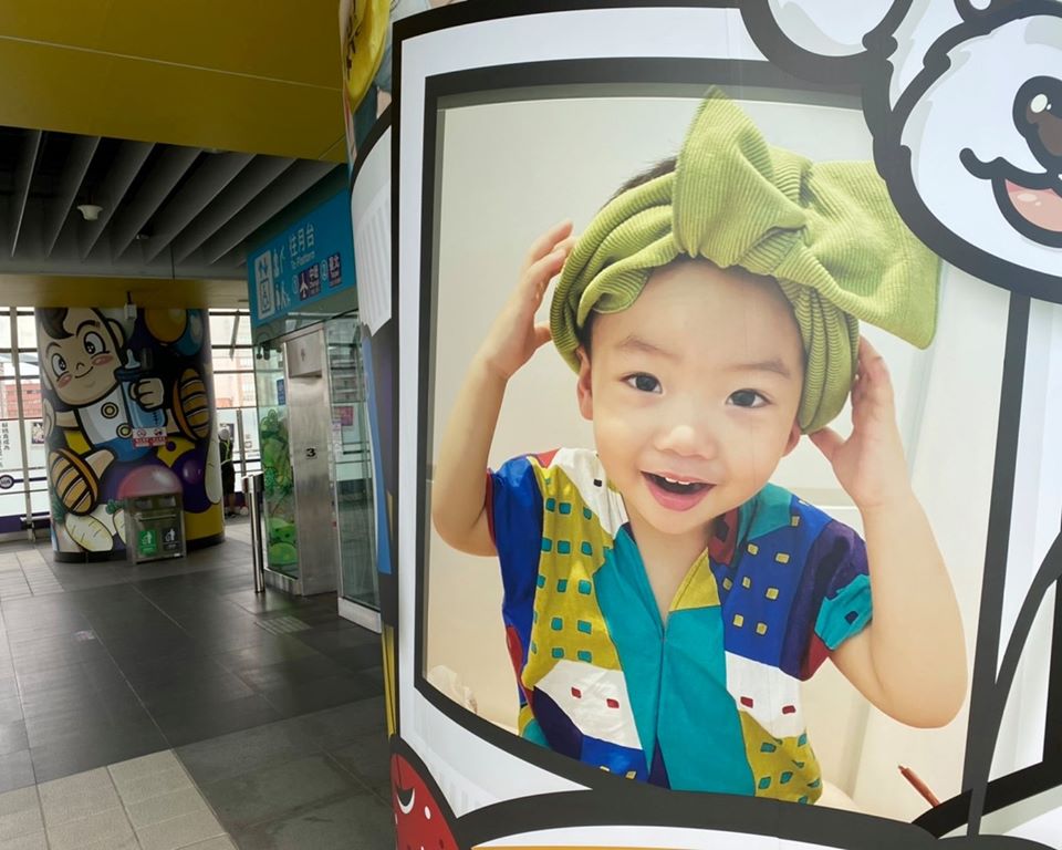 蔡桃貴主題車站的布置，有滿滿的蔡桃貴。（翻攝自蔡阿嘎臉書）