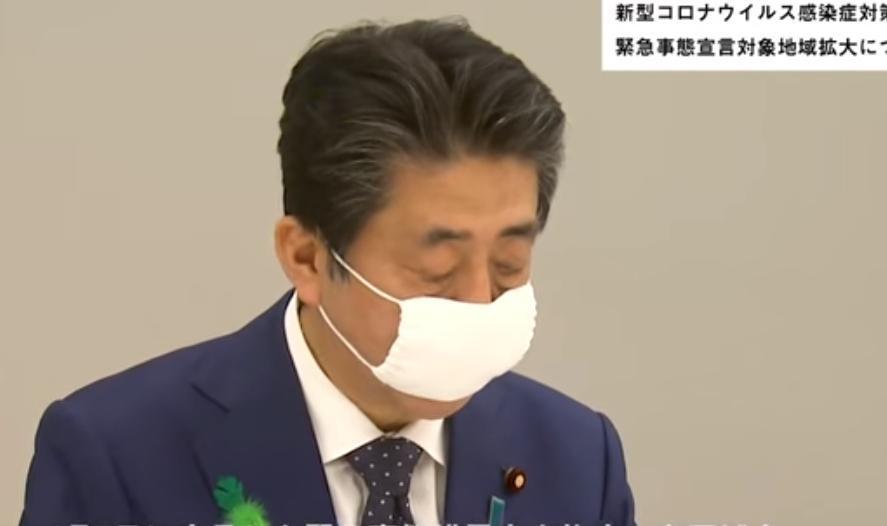 安倍政府預計未來將分配8000萬片布口罩,給照護設施、幼兒園等。(翻攝首相官邸臉書)