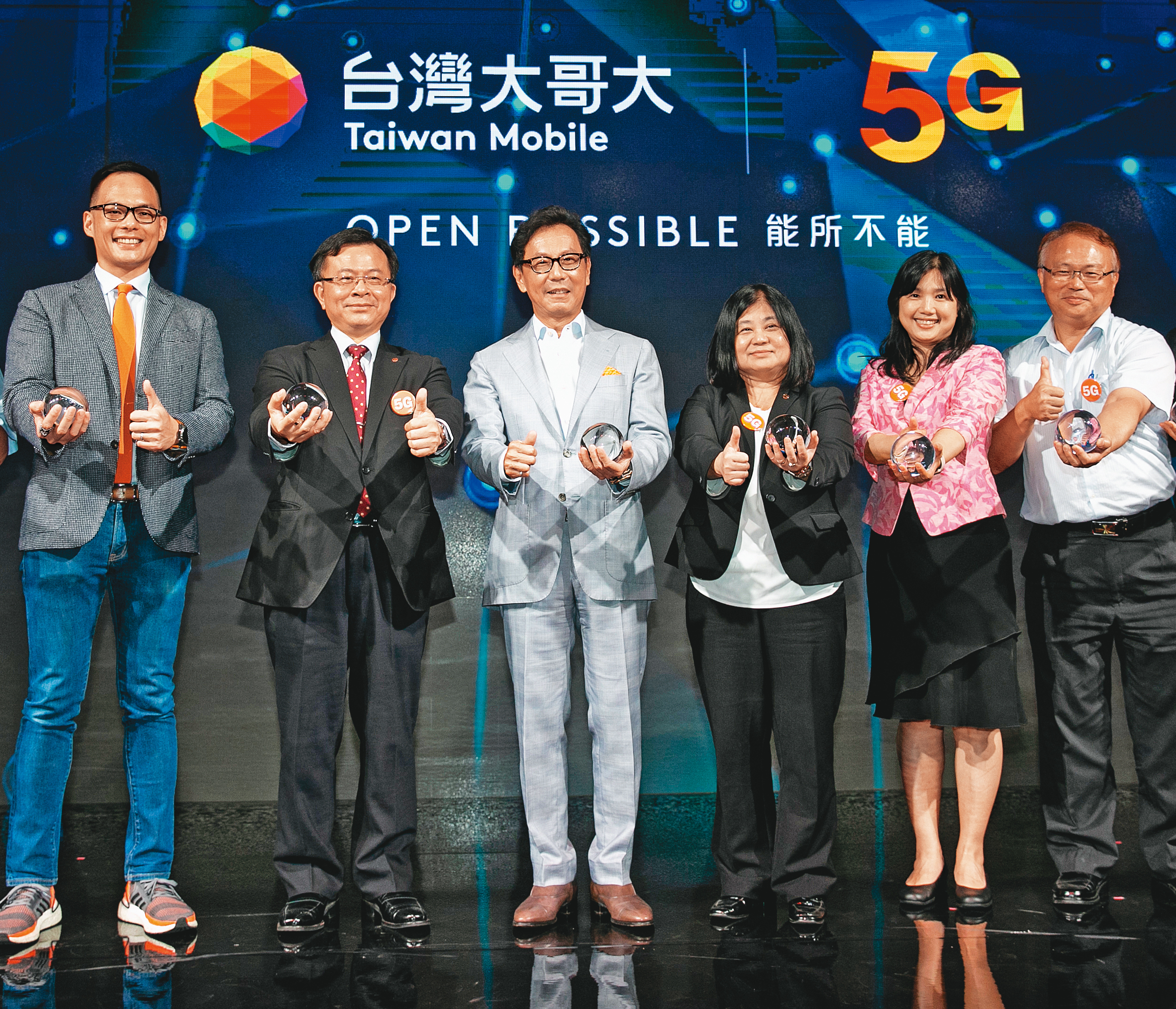 台灣大哥大董事長蔡明忠（左3）領軍，與中華電信同天互尬開台。