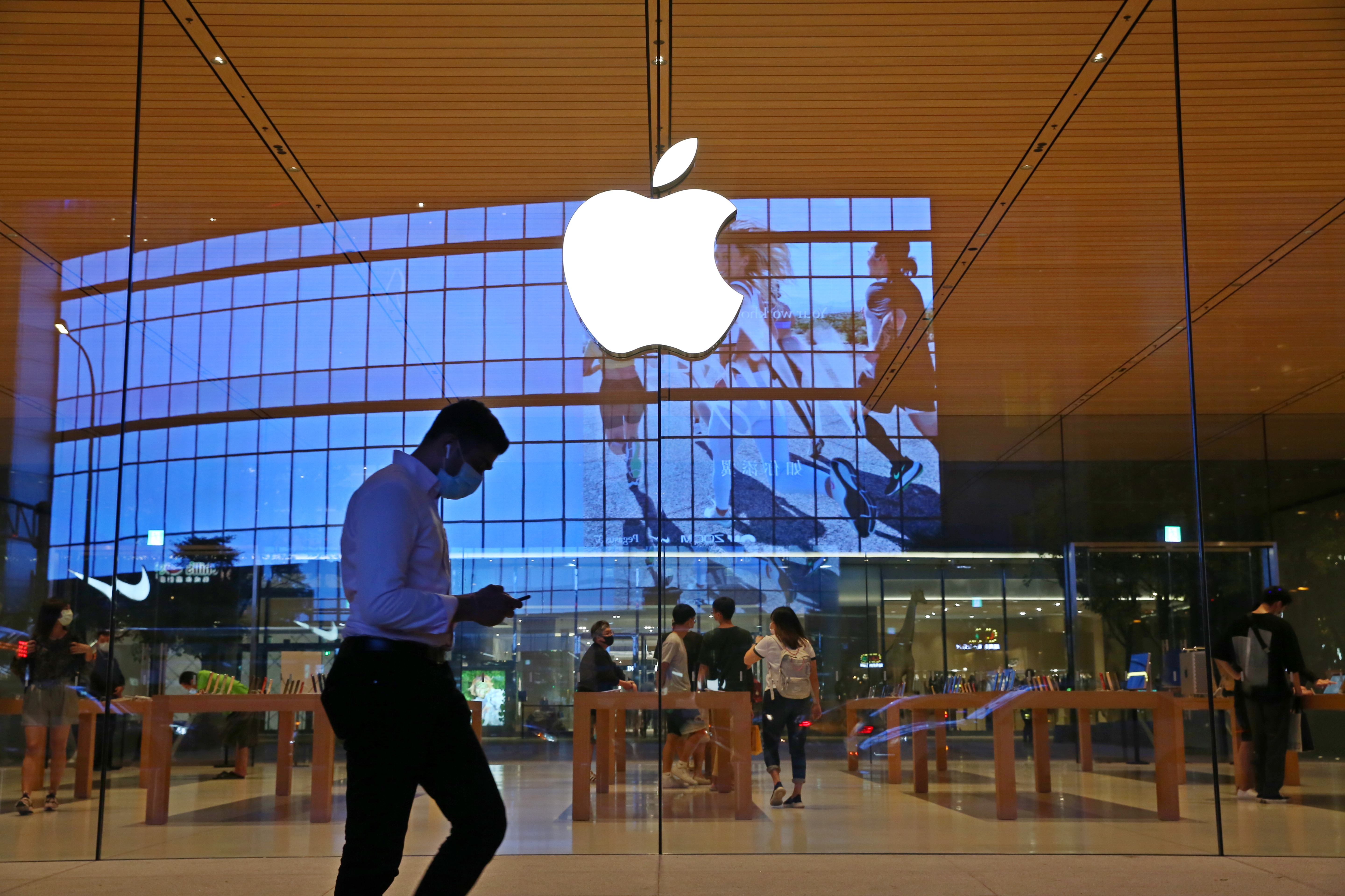 根據外媒報導，中國下達禁令，政府官員在工作時不得使用iPhone手機。（示意圖，本刊資料照）