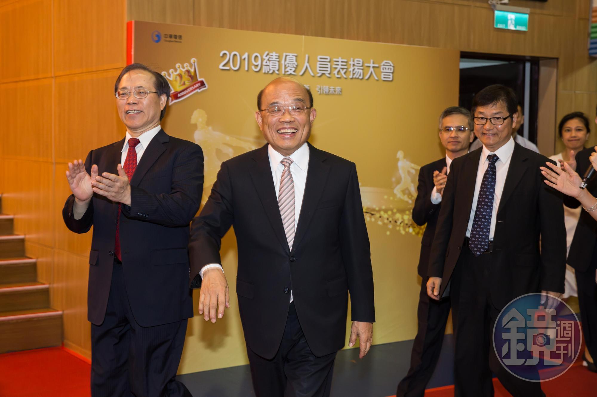 2019年4月,行政院長蘇貞昌(左2)拔擢謝繼茂(左1),在其由總座退休前一刻升任中華電信董事長。