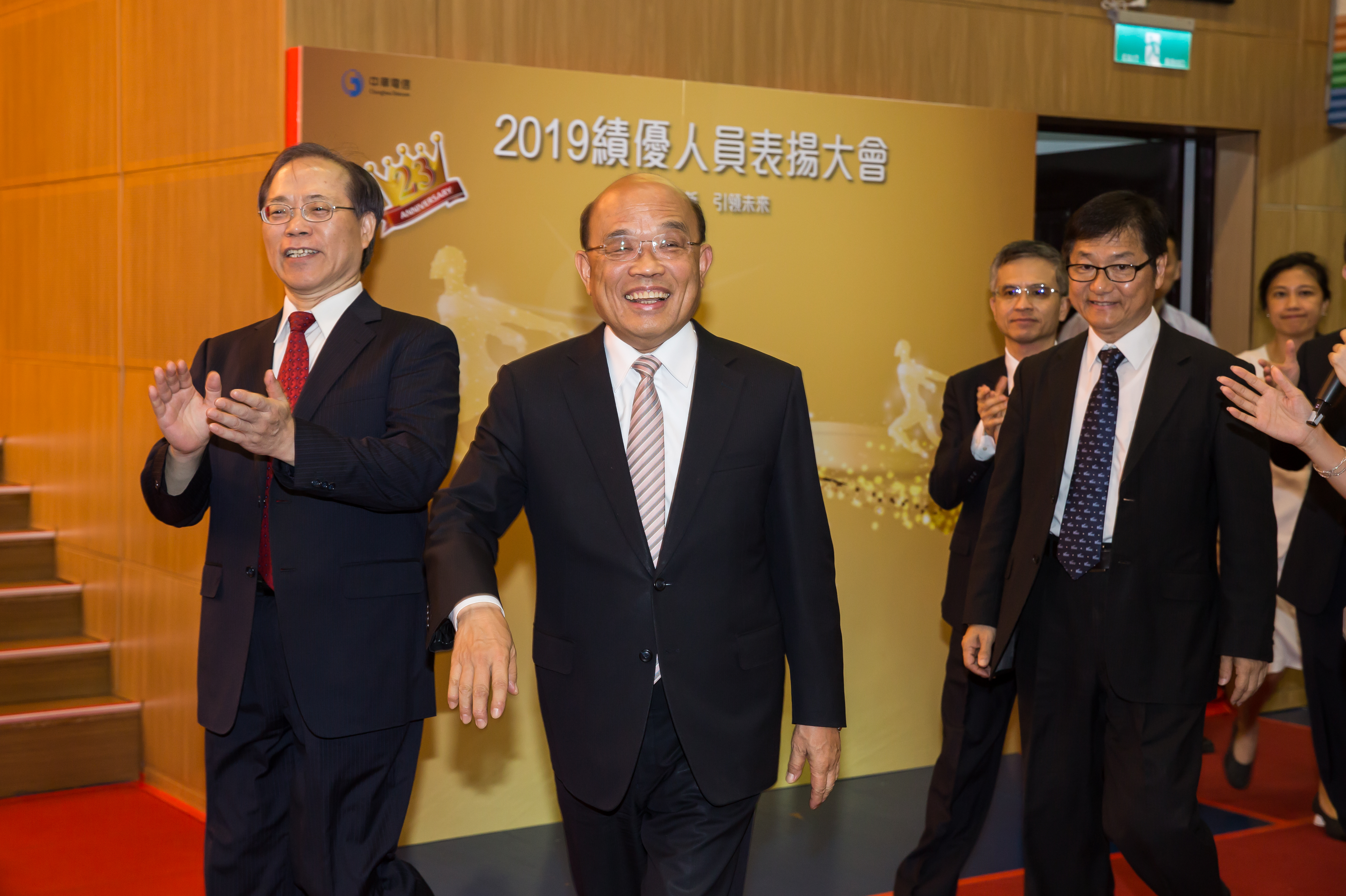 2019年4月，行政院長蘇貞昌（左2）拔擢謝繼茂（左1），在其由總座退休前一刻升任中華電信董事長。