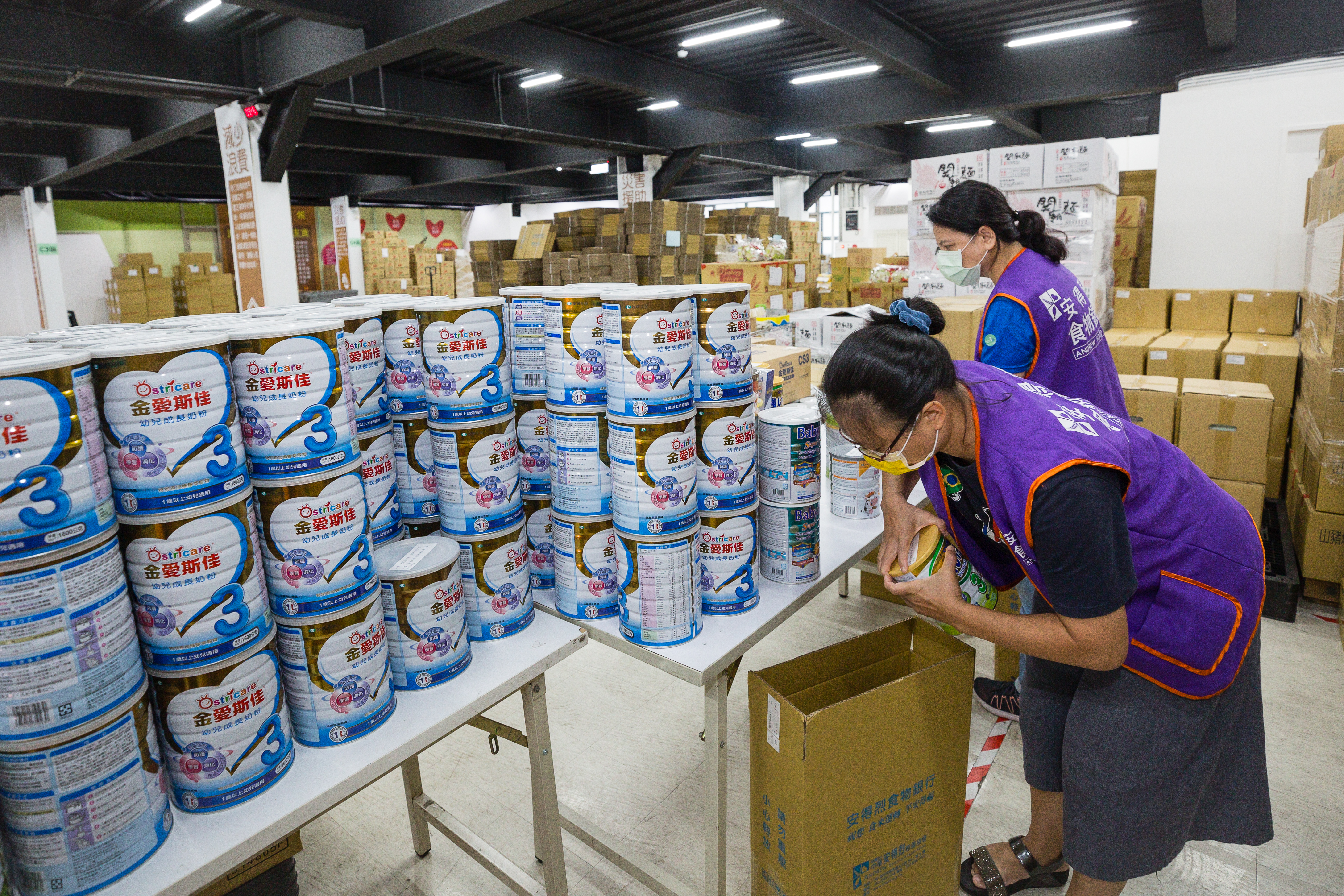 走進安得烈位於新北市新莊區的倉庫，一眼就看見疊得像座小山、準備裝箱打包的嬰兒奶粉。