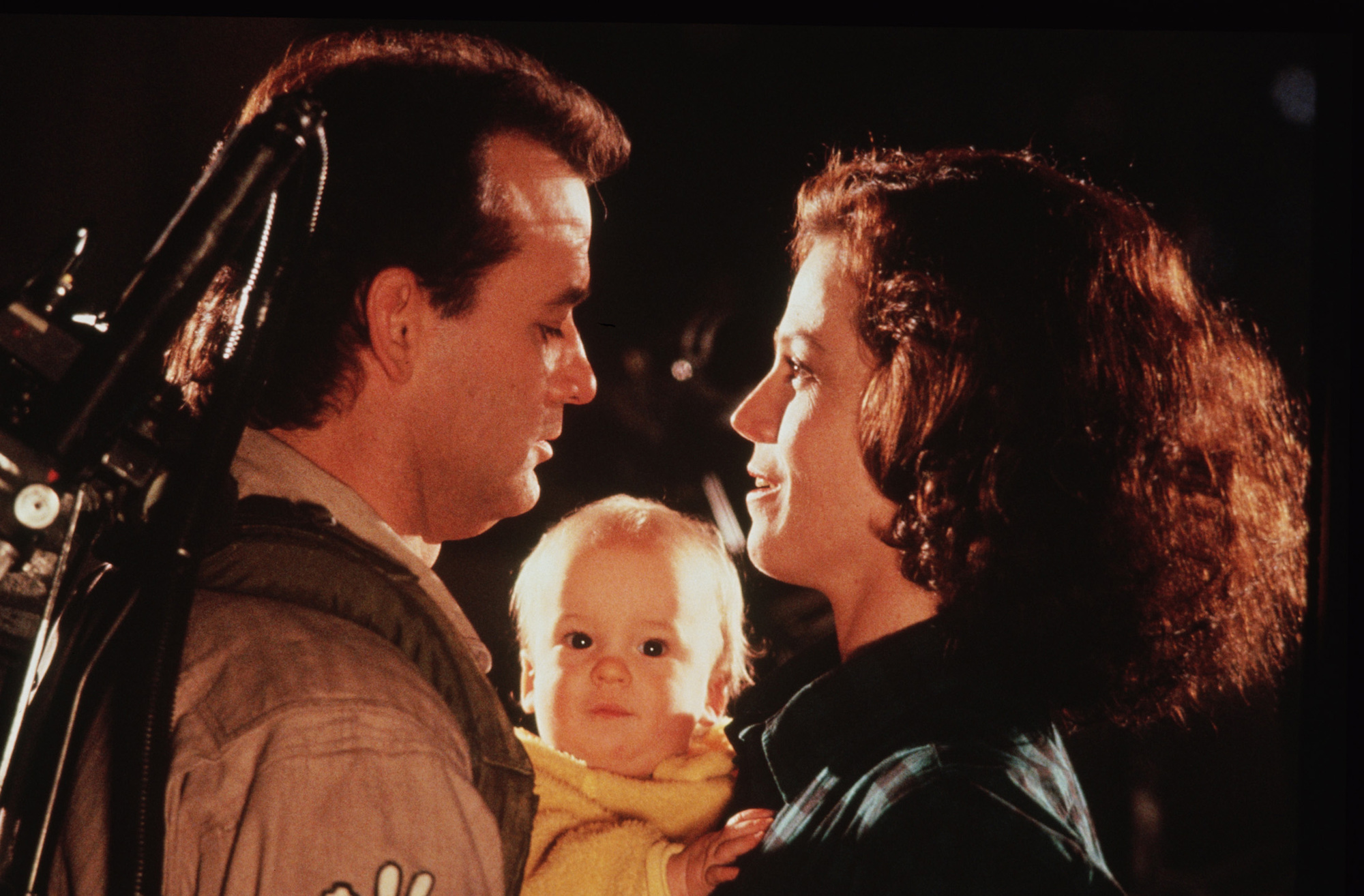 比爾墨瑞（左）與雪歌妮薇佛在《魔鬼剋星2》依然負責愛情擔當。（索尼影業提供）