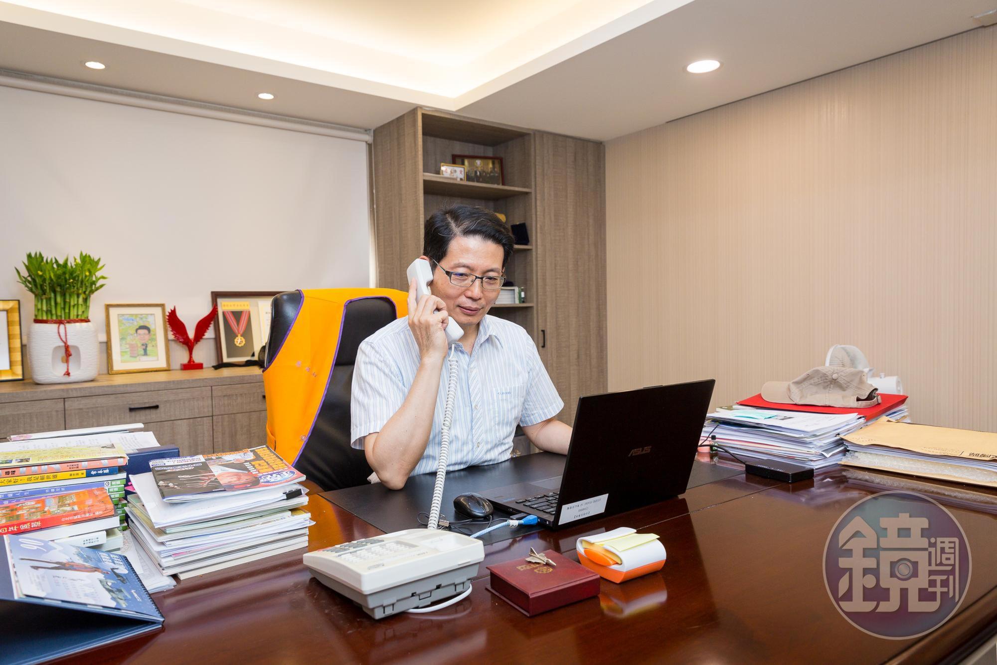 我們這場專訪在羅紹和的辦公室進行，辦公室的桌椅、沙發，都是安得烈慈善協會創辦人魏悌香牧師從各地撿來的二手家具。