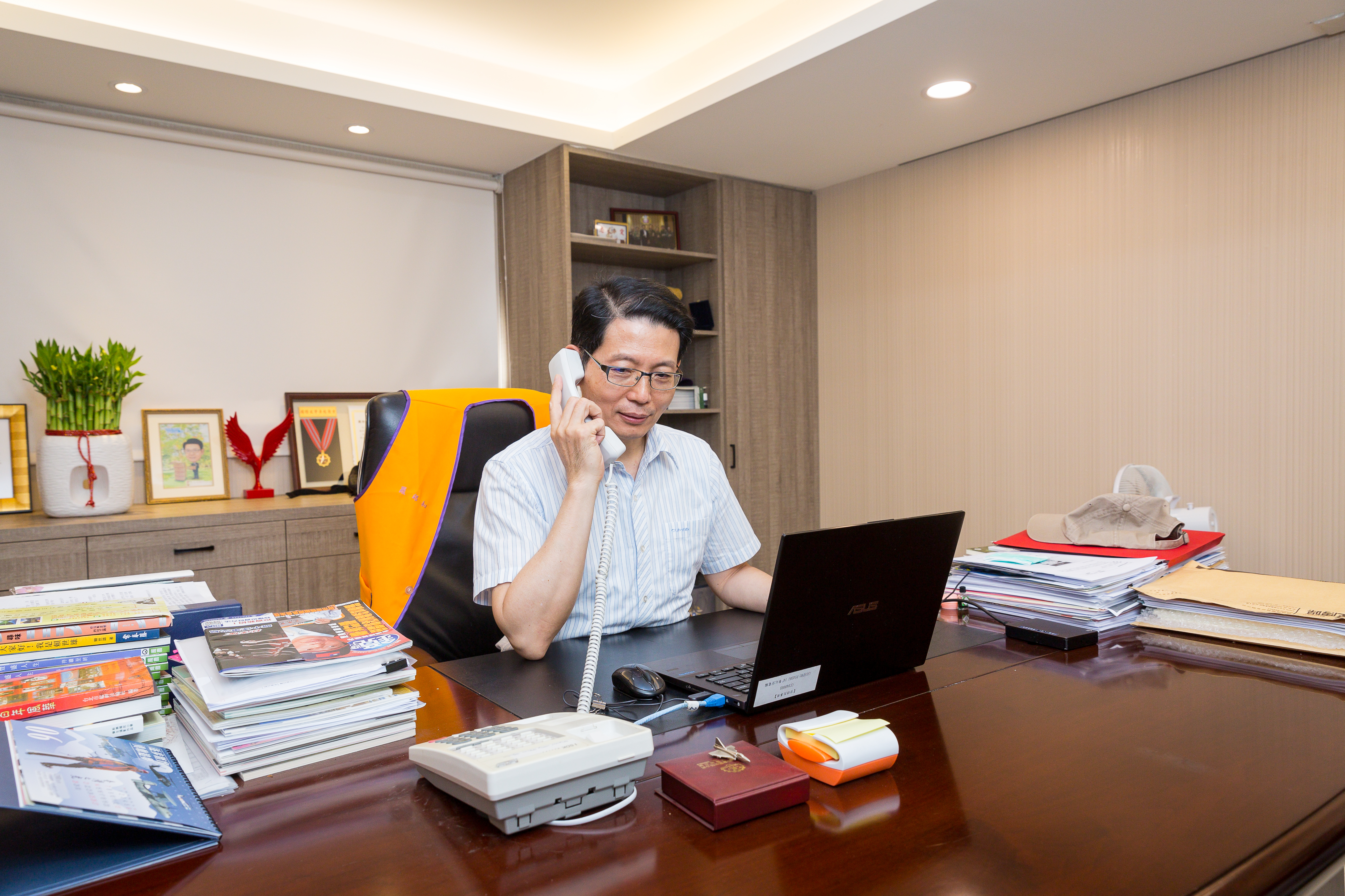 我們這場專訪在羅紹和的辦公室進行，辦公室的桌椅、沙發，都是安得烈慈善協會創辦人魏悌香牧師從各地撿來的二手家具。