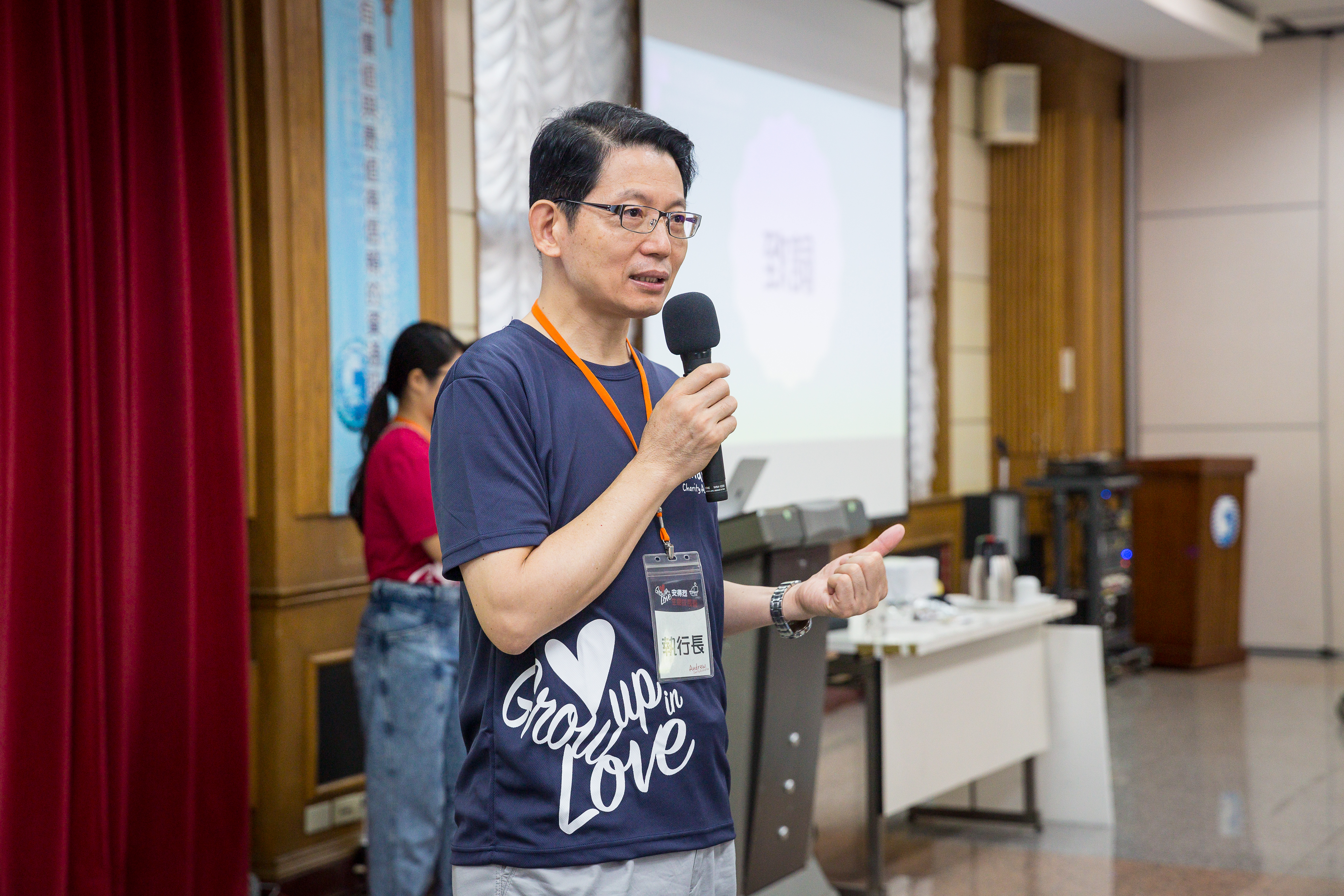 暑假才剛開始，羅紹和就忙著投入安得烈生命成長營隊的活動。他以「羅阿公」自居，天天陪著孩子們吃飯，還一同去參觀立法院、國史館。