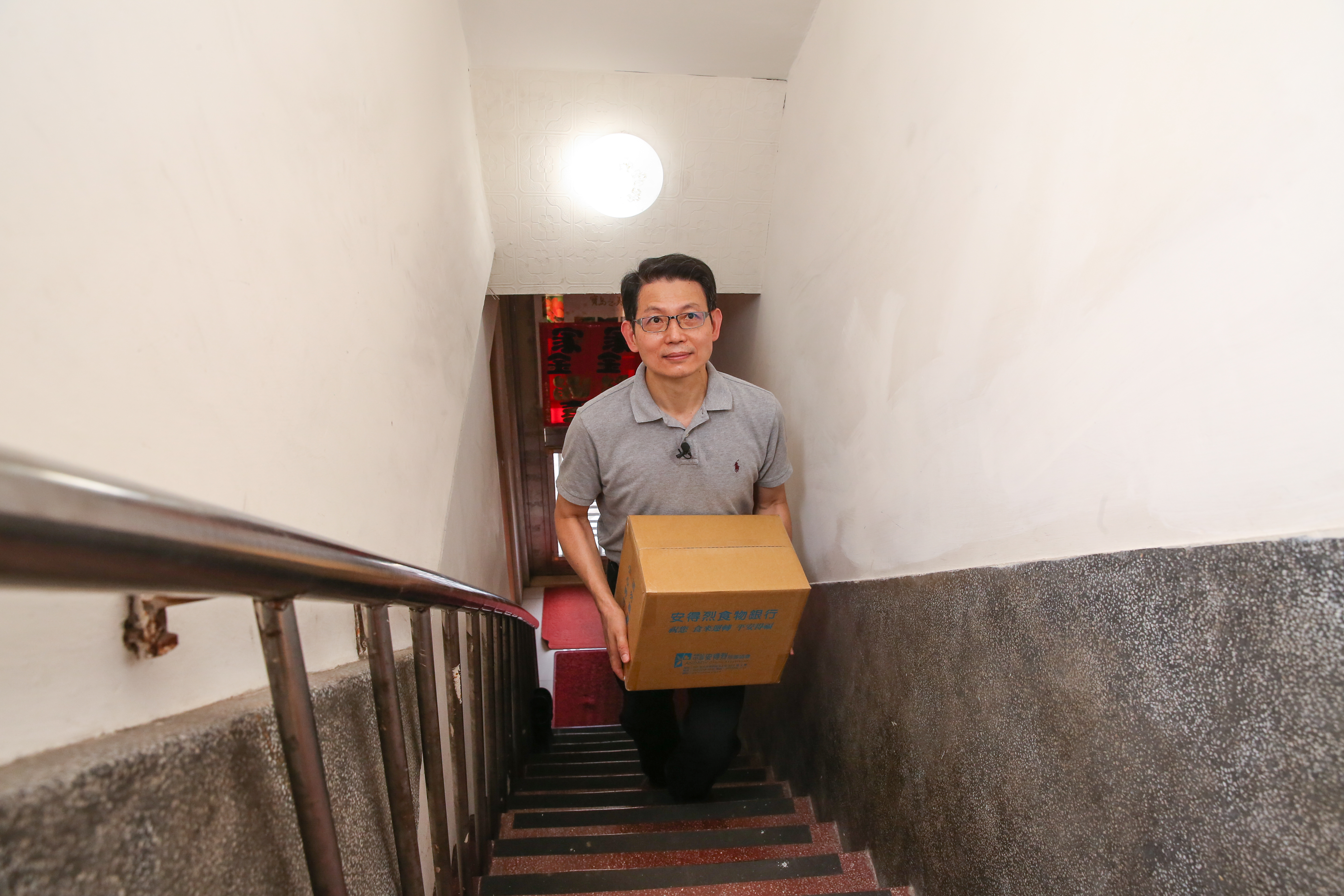 目前安得烈慈善協會在全台供應超過5千4百多位、0到15歲的兒少家庭，在出刊前的週末，我們跟著羅紹和去做家庭訪問。