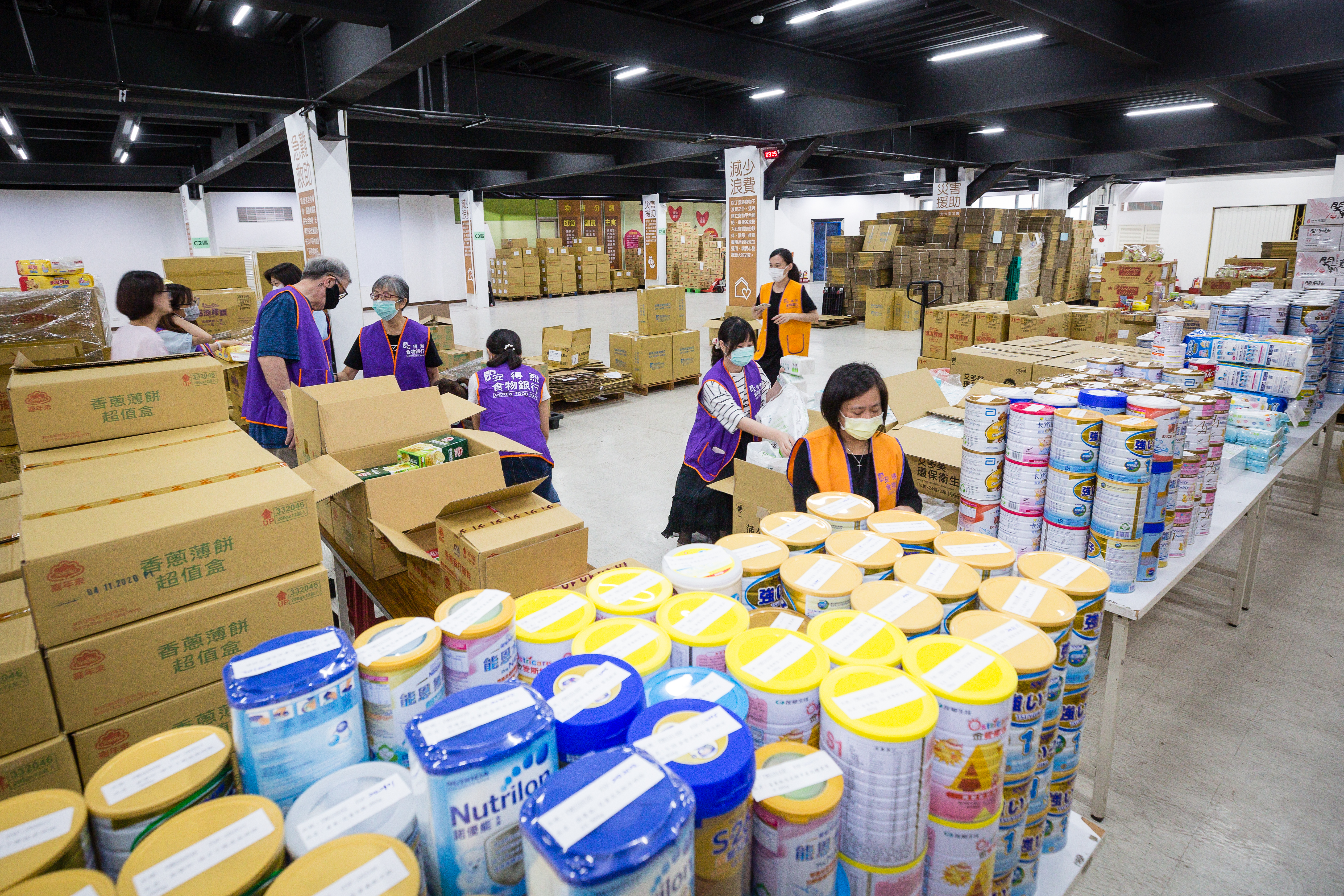安得烈位於新北市新莊的倉庫內，每日都有志工協助整理奶粉、尿布、白米等物資。