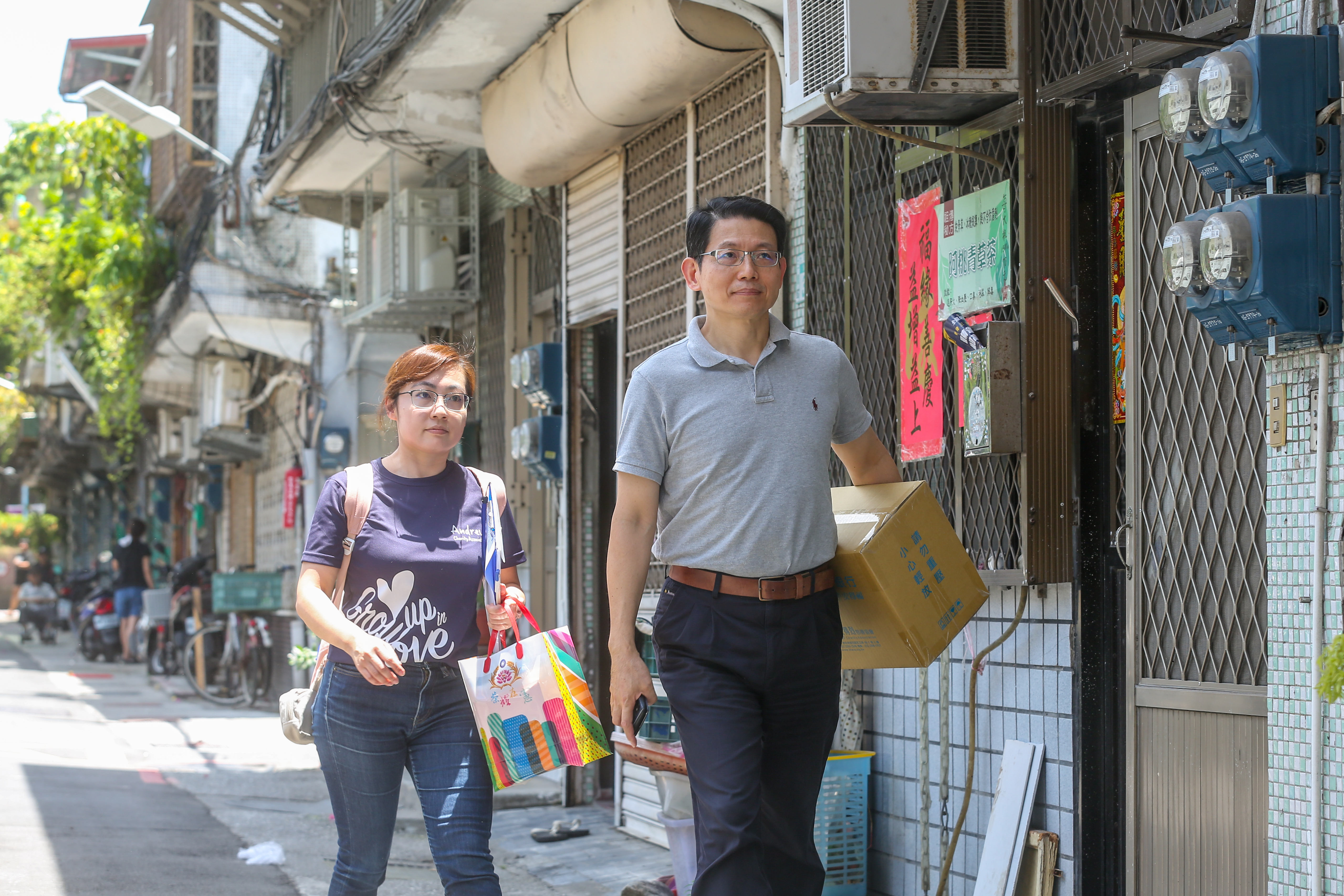 出刊前的週末，我們跟著羅紹和（右）去拜訪受助家庭，當發言人時，他已習慣沒有假日的生活，來到安得烈後，四處南北訪視，更加忙碌。