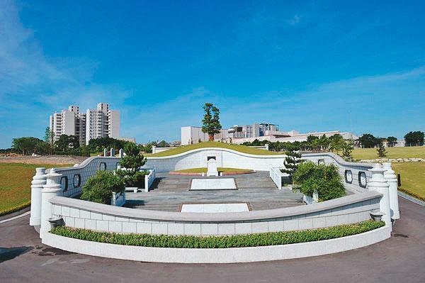王永慶墓園斥資6,000萬元打造,號稱蟾蜍穴,可庇蔭6代子孫,2010年初風光落成。(台塑集團提供)
