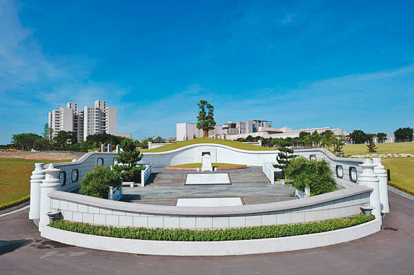 王永慶墓園斥資6,000萬元打造，號稱蟾蜍穴，可庇蔭6代子孫，2010年初風光落成。（台塑集團提供）