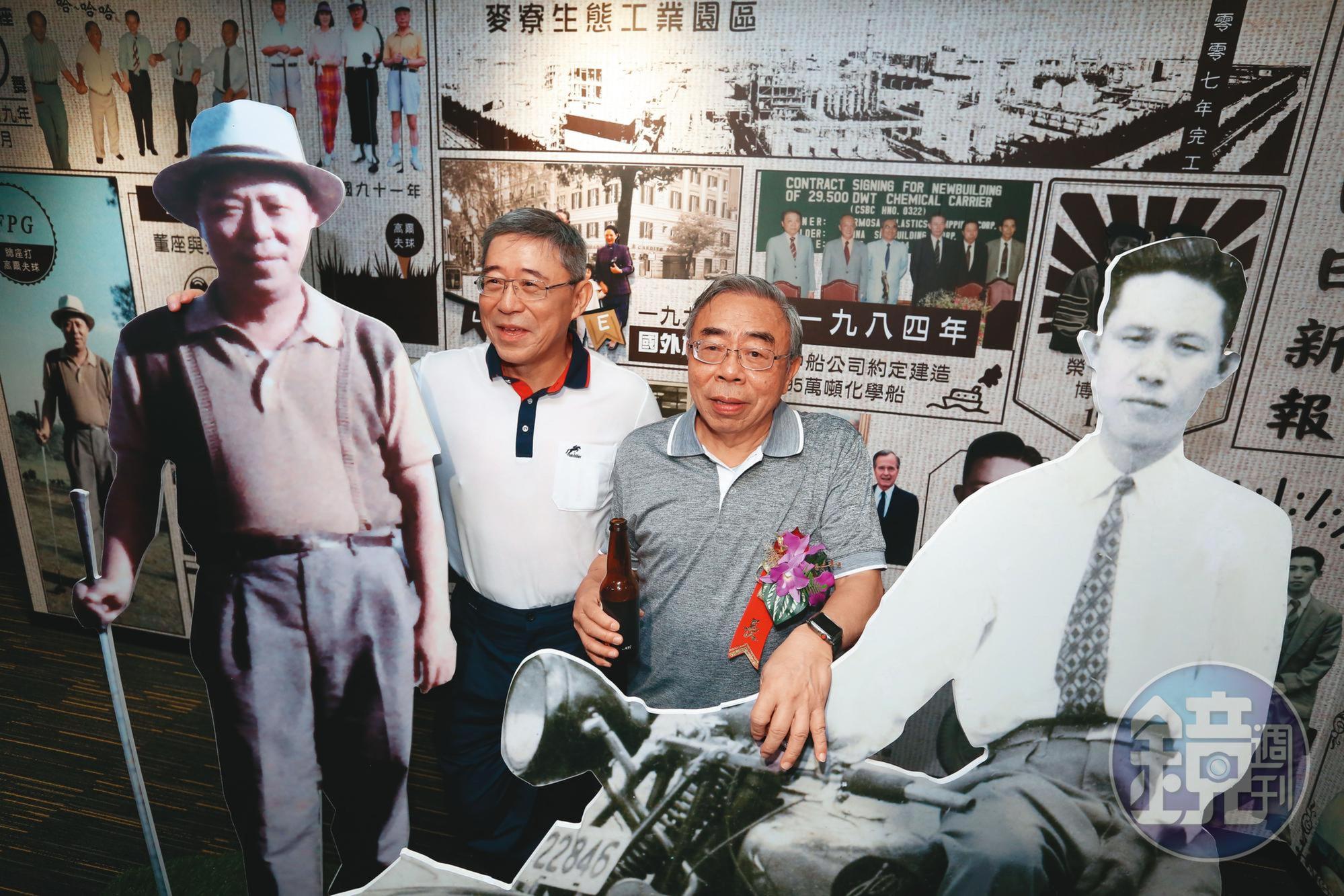 台塑集團前年舉辦創辦人特展,介紹家族奮鬥歷史,老董王文淵(右)與管理中心常委王文潮(左)2兄弟親赴會場,與王永慶、王永在的人形立牌合影。