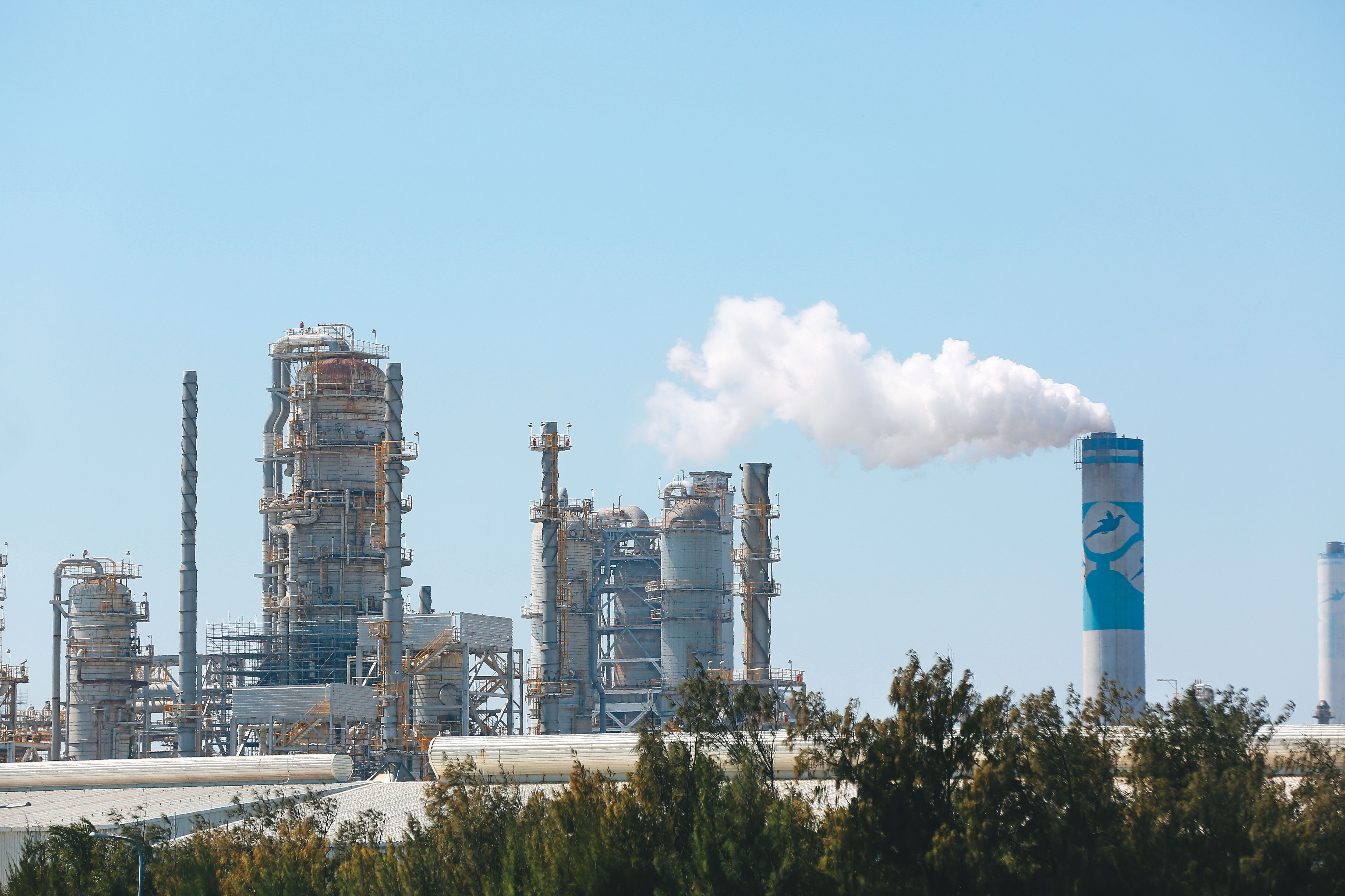 台塑集團多角化投資，海內外年營收已突破2兆元，旗下股票堪稱金雞母。圖為台塑麥寮工業區。