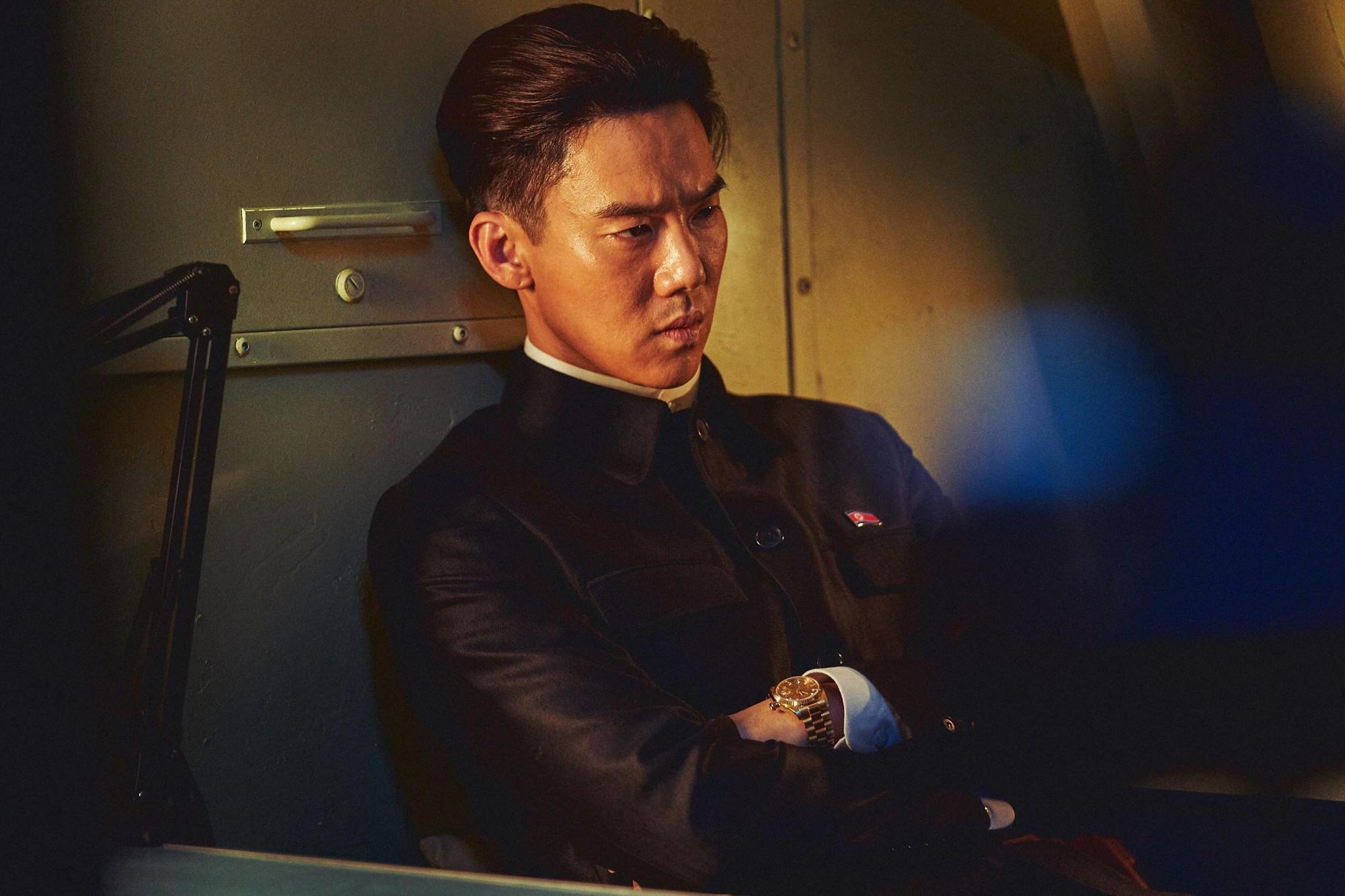 柳演錫飾演北韓領導人,對於潛艦狹窄的空間感到不舒服。(甲上娛樂提供)