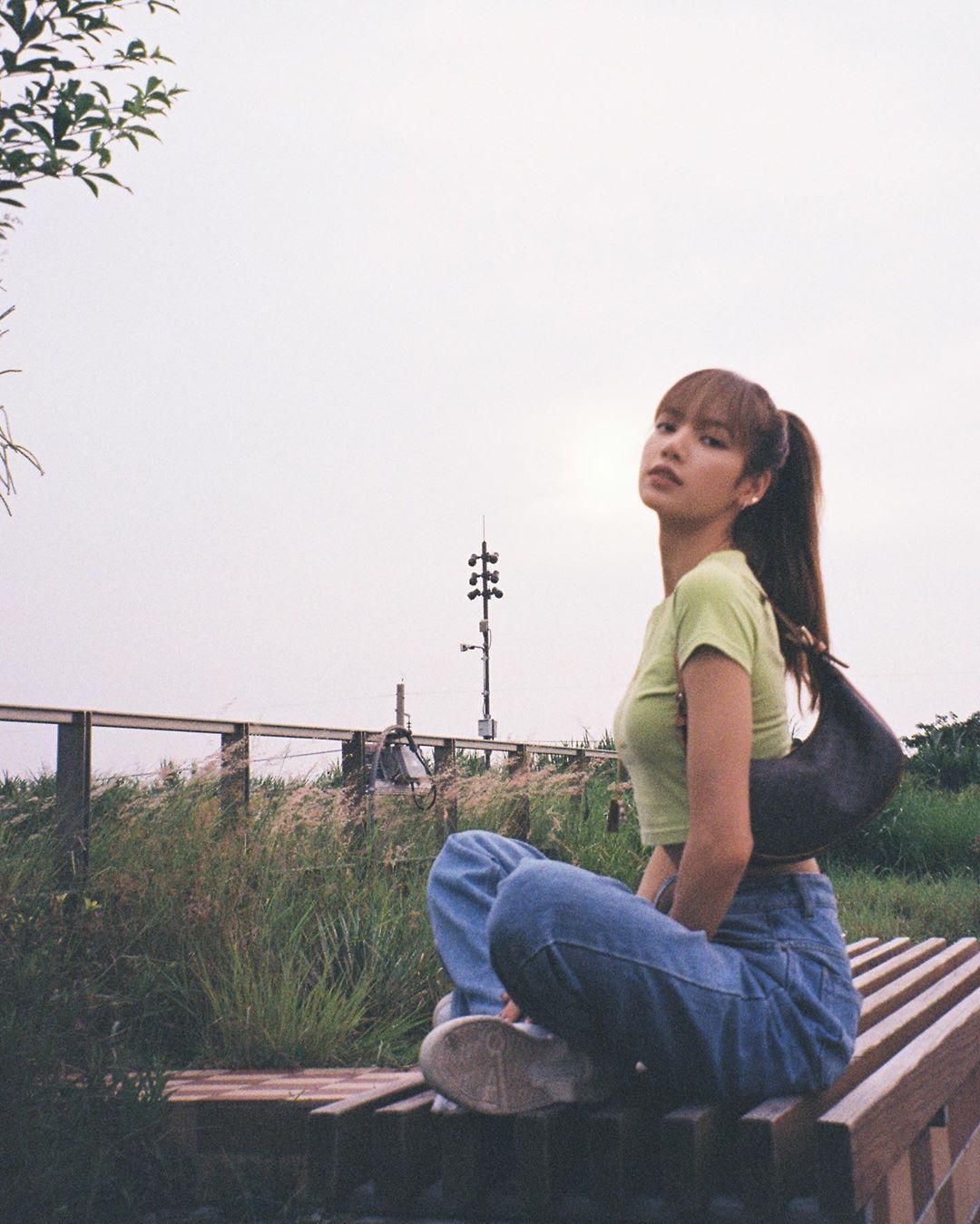 LISA穿著私服時,也以AVA半月包做為搭配。(翻攝自Lisa Instagram)