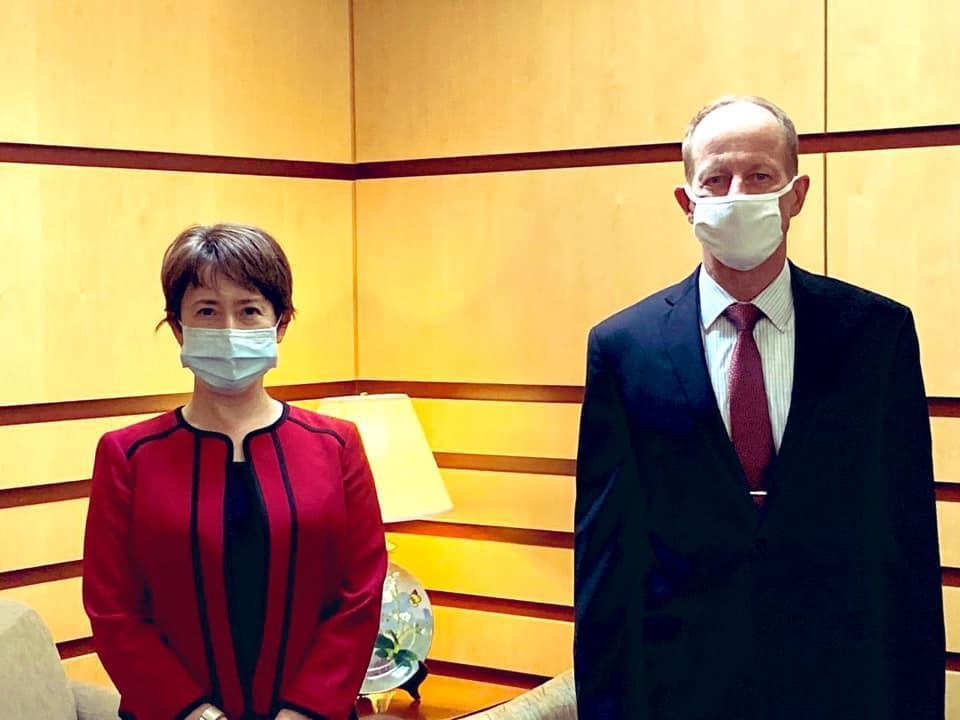新任駐美代表蕭美琴甫上任抵達華府後行程滿檔,27日會晤美國國務院亞太助卿史達偉。(翻攝自蕭美琴臉書)