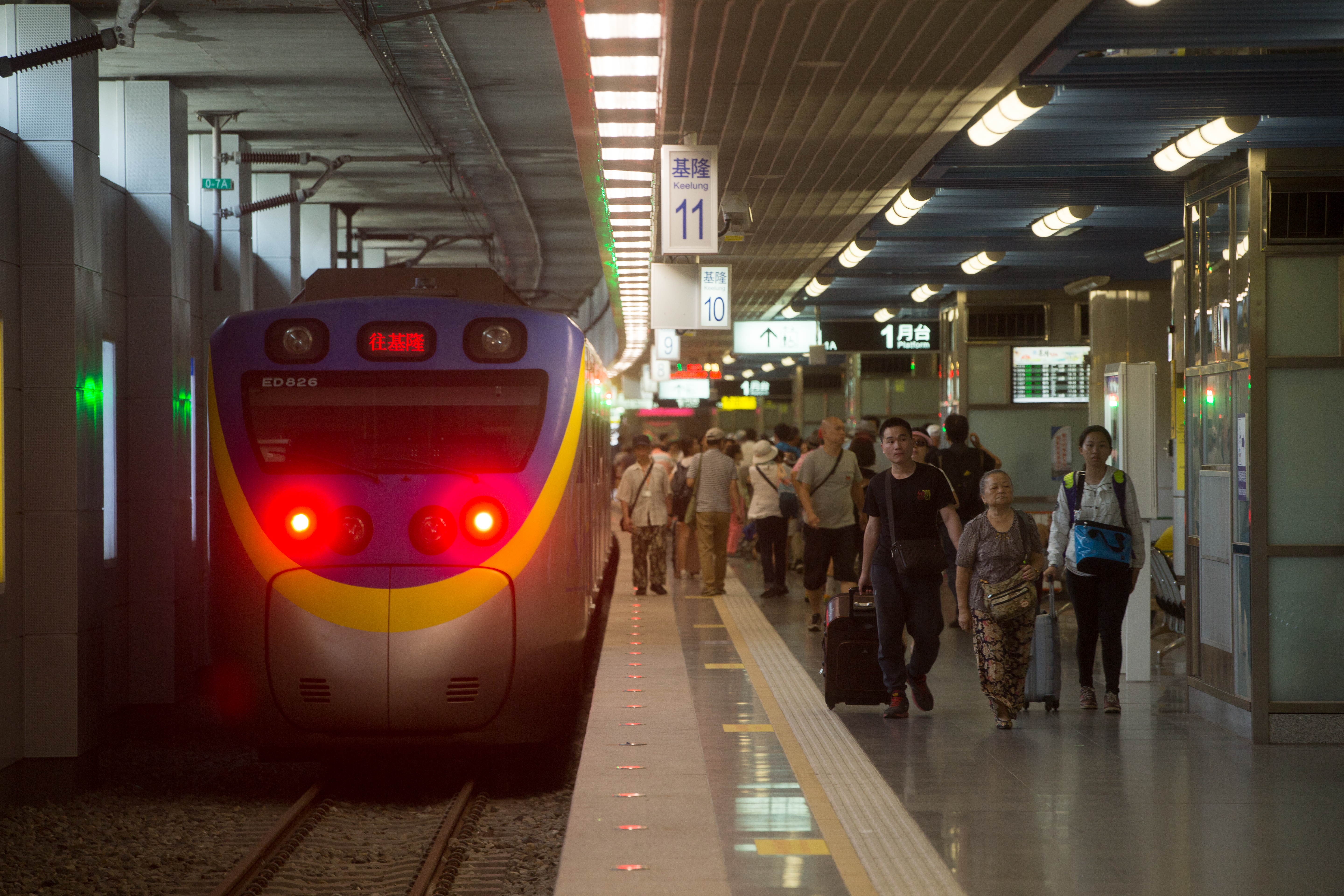 基隆市將蓋輕軌，並規劃台鐵未來不進基隆站，消息讓高密度通勤族的大票基隆人急跳腳。（本刊資料照）