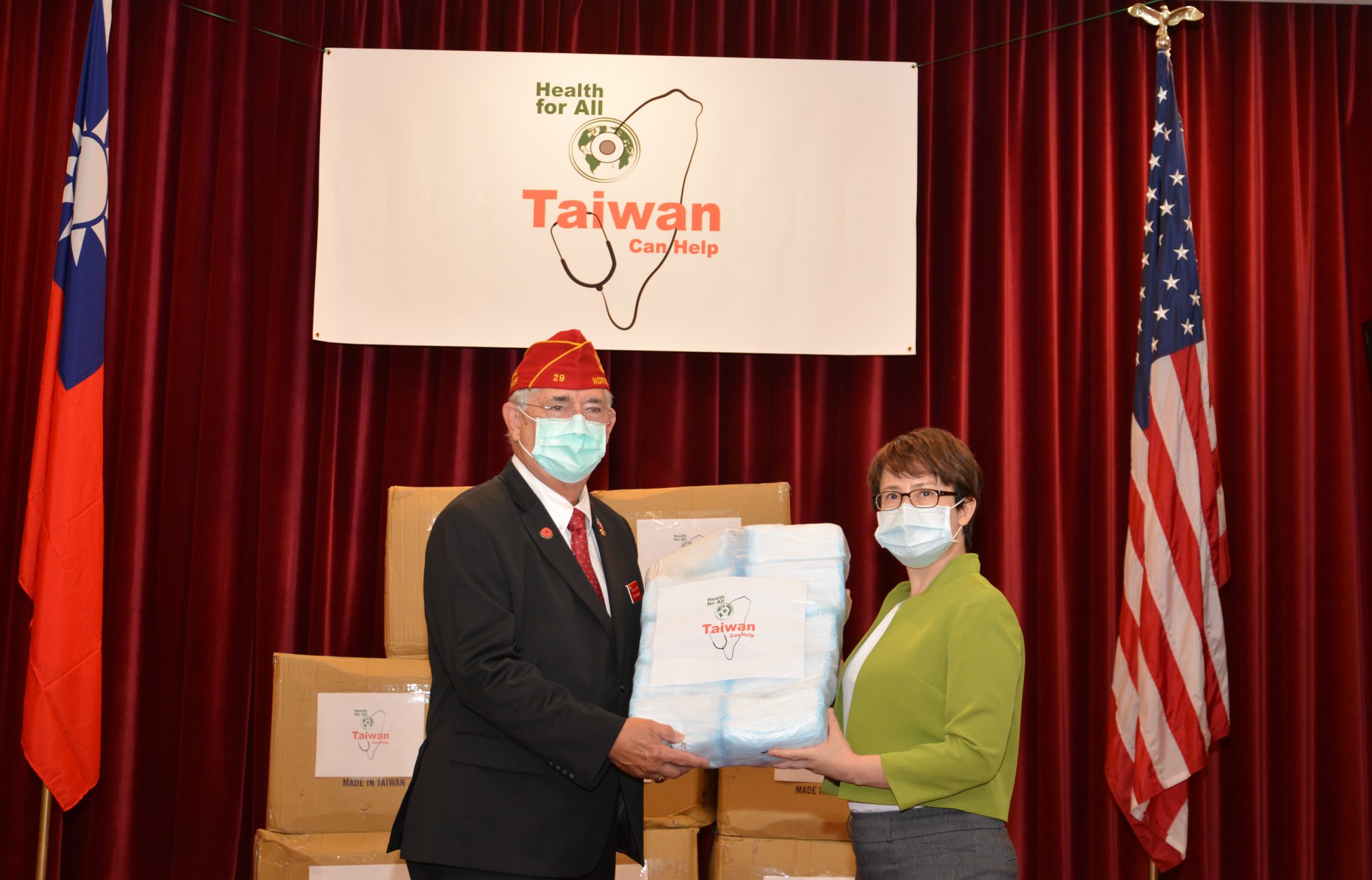 駐美代表蕭美琴28日代表台灣政府捐贈口罩給美國退伍軍人協會。（翻攝自駐美代表處臉書）