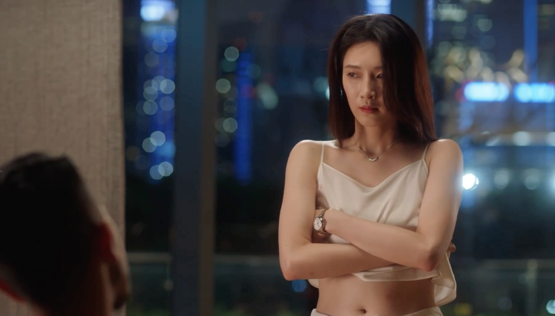 不願當感情裡的第三者，江疏影將身上是對方送的衣物全都脫掉。（截圖自三十而已）