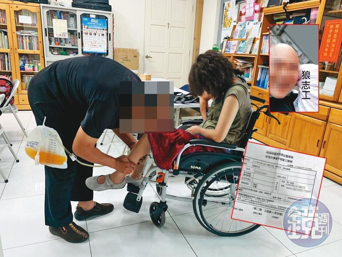 掛著尿袋的小貓(右)下半身癱瘓,行動需其他人協助。(圖經變裝變色處理,左男為友人,非新聞當事人)