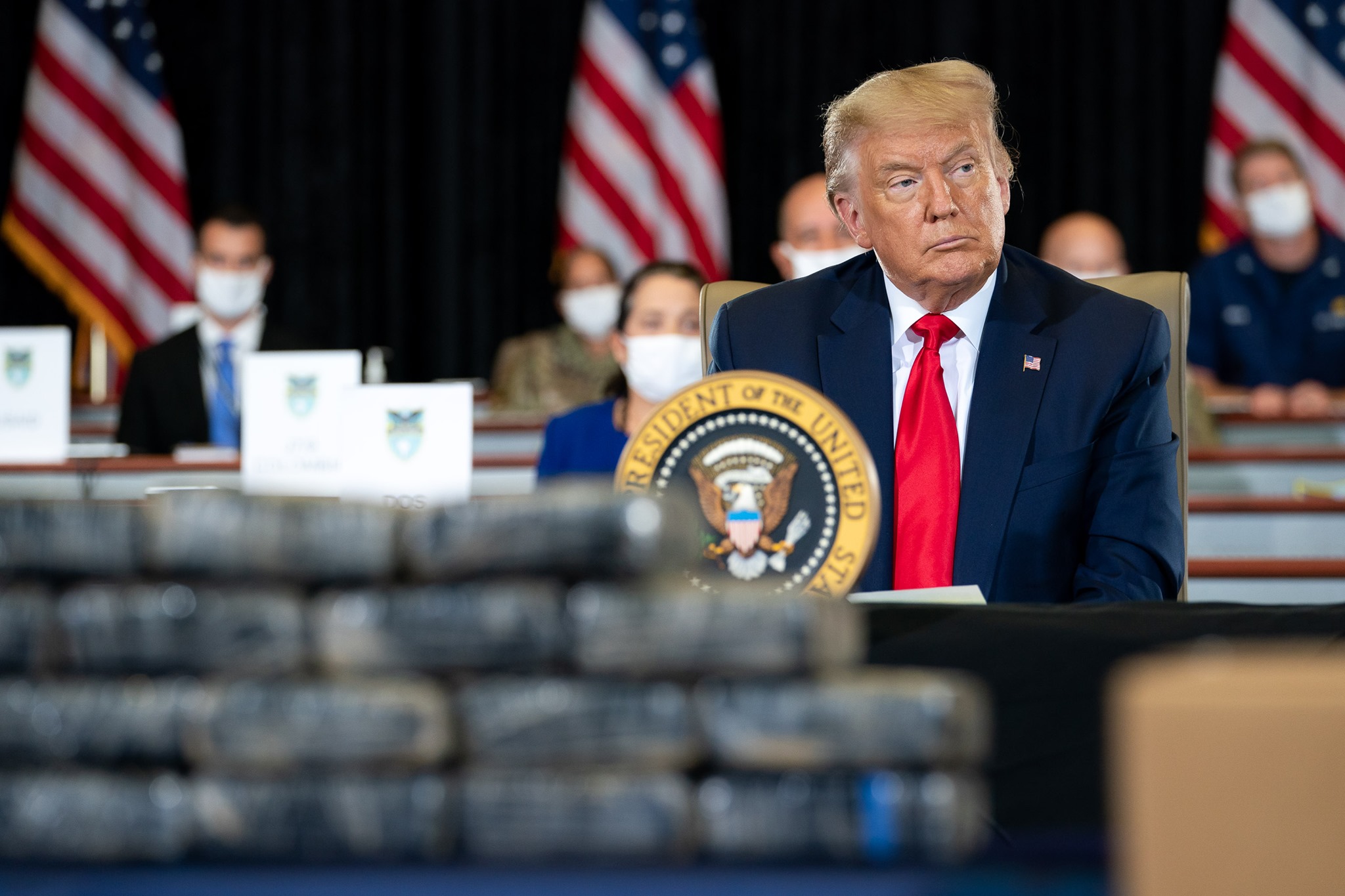 美國總統川普支持度不斷跌落，讓他大吐苦水，認為佛奇比他受歡迎很不公平，「沒人喜歡我」。（翻攝自The White House臉書）