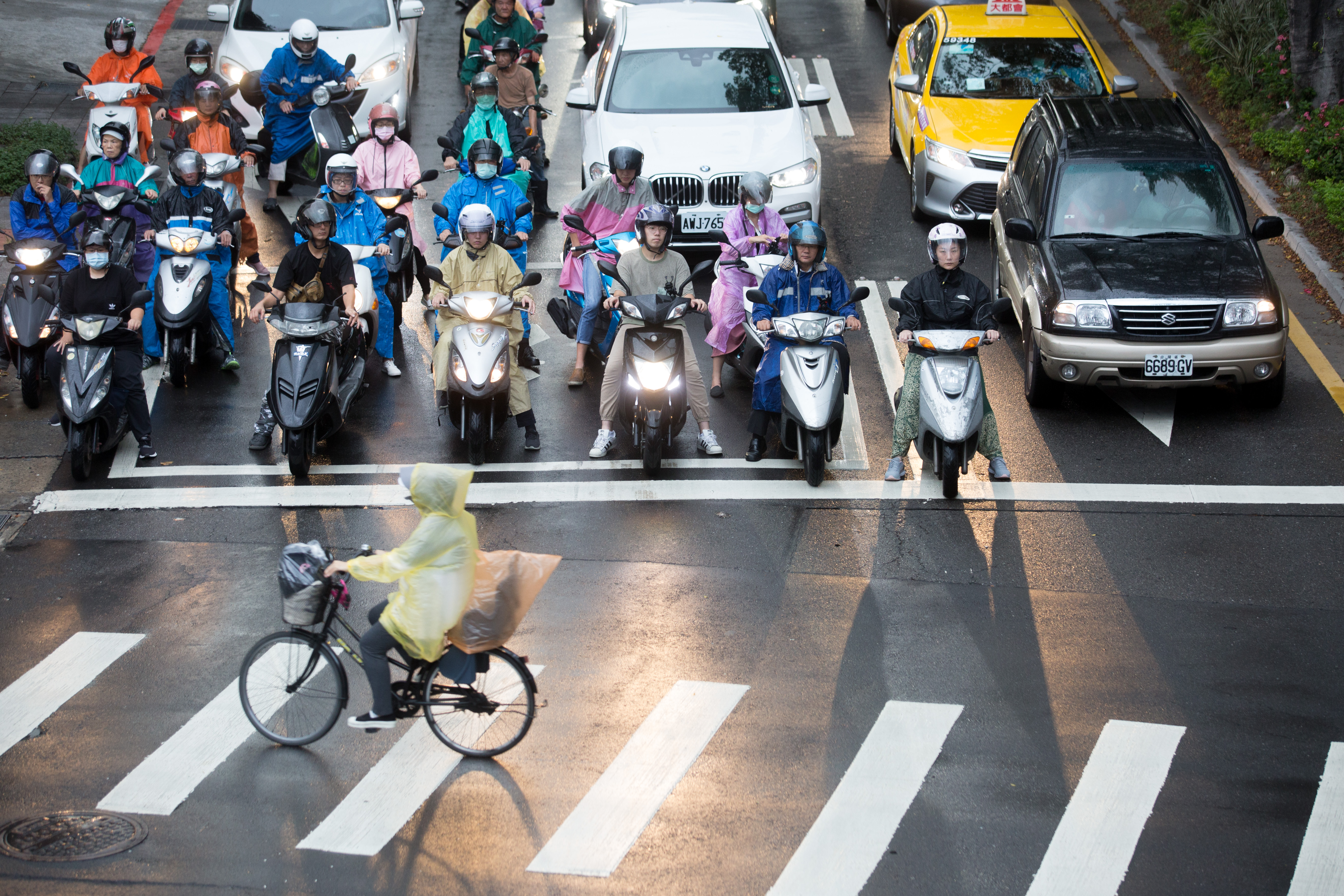 中央氣象局針對13縣市發布大雨特報。