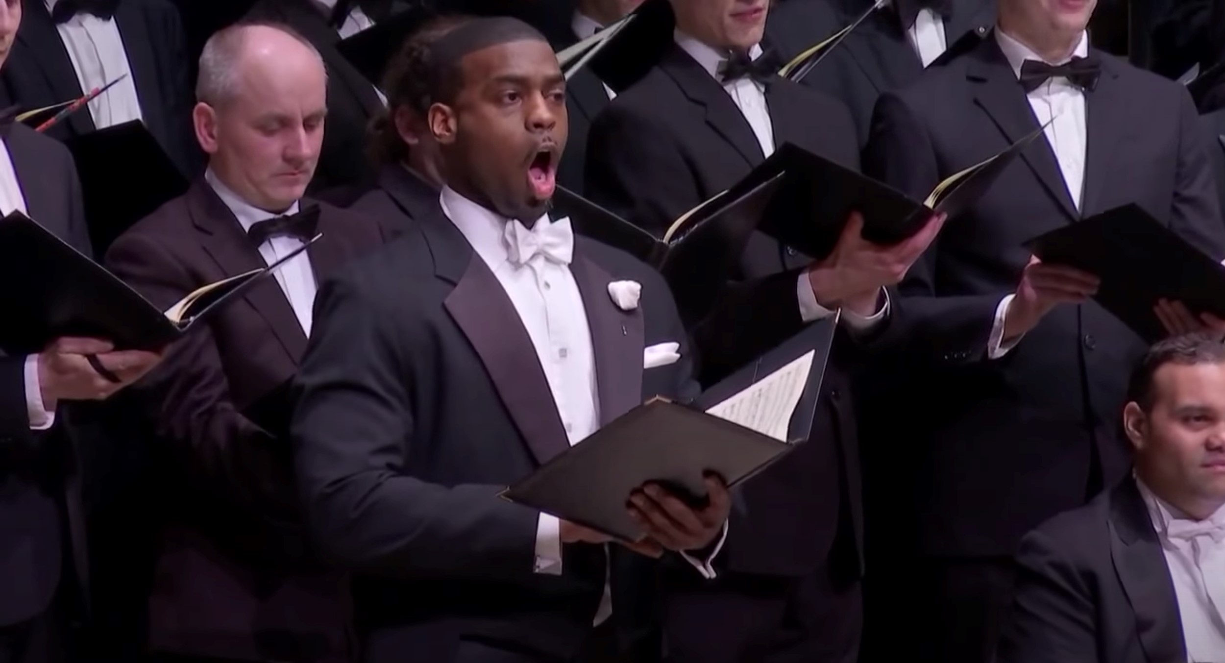 美國男低音所羅門霍華（左二）嗓音渾厚，將於9月初二度訪台演唱貝多芬的作品。（牛耳藝術提供）