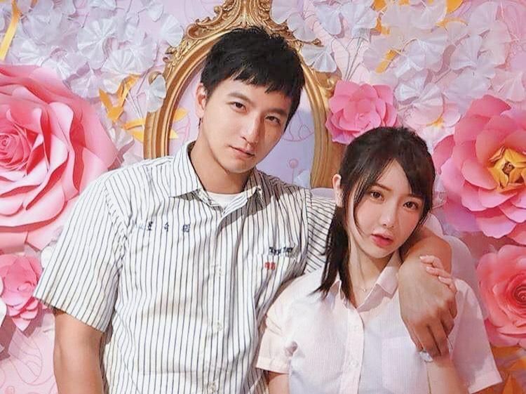 兩人打扮成學院風拍照,洋溢青春氣息。(小煜提供)