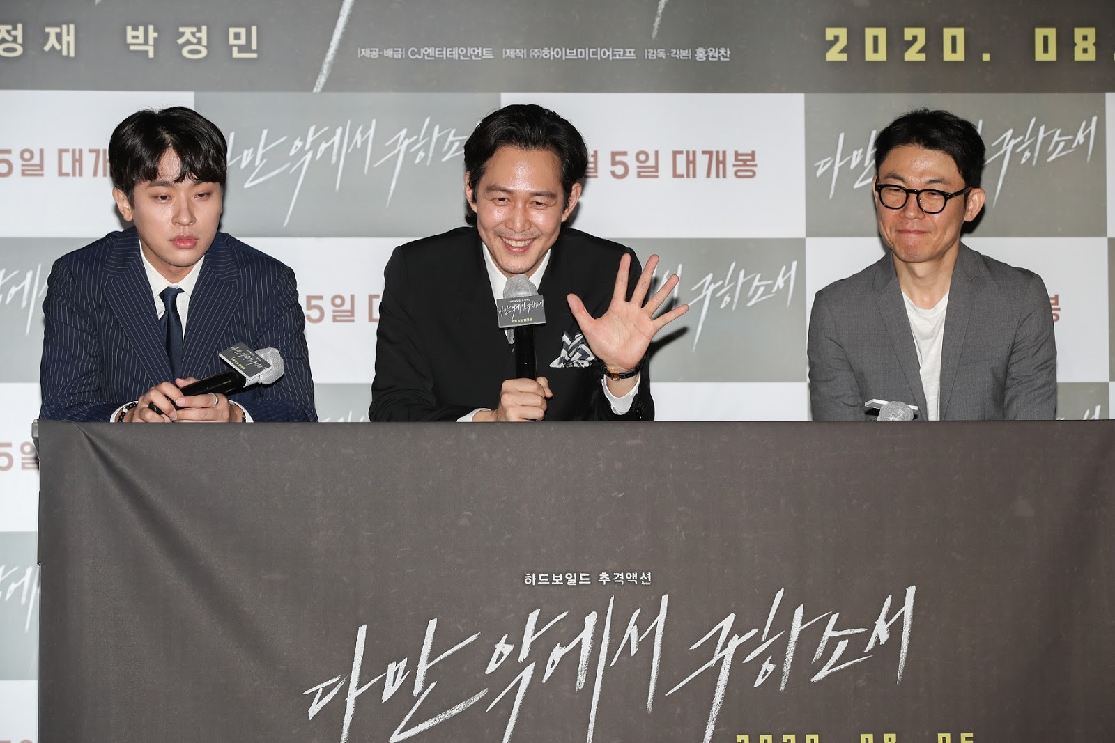 《魔鬼對決》導演洪源澯（右起）昨率領李政宰和朴正民出席電影記者會。（采昌提供）