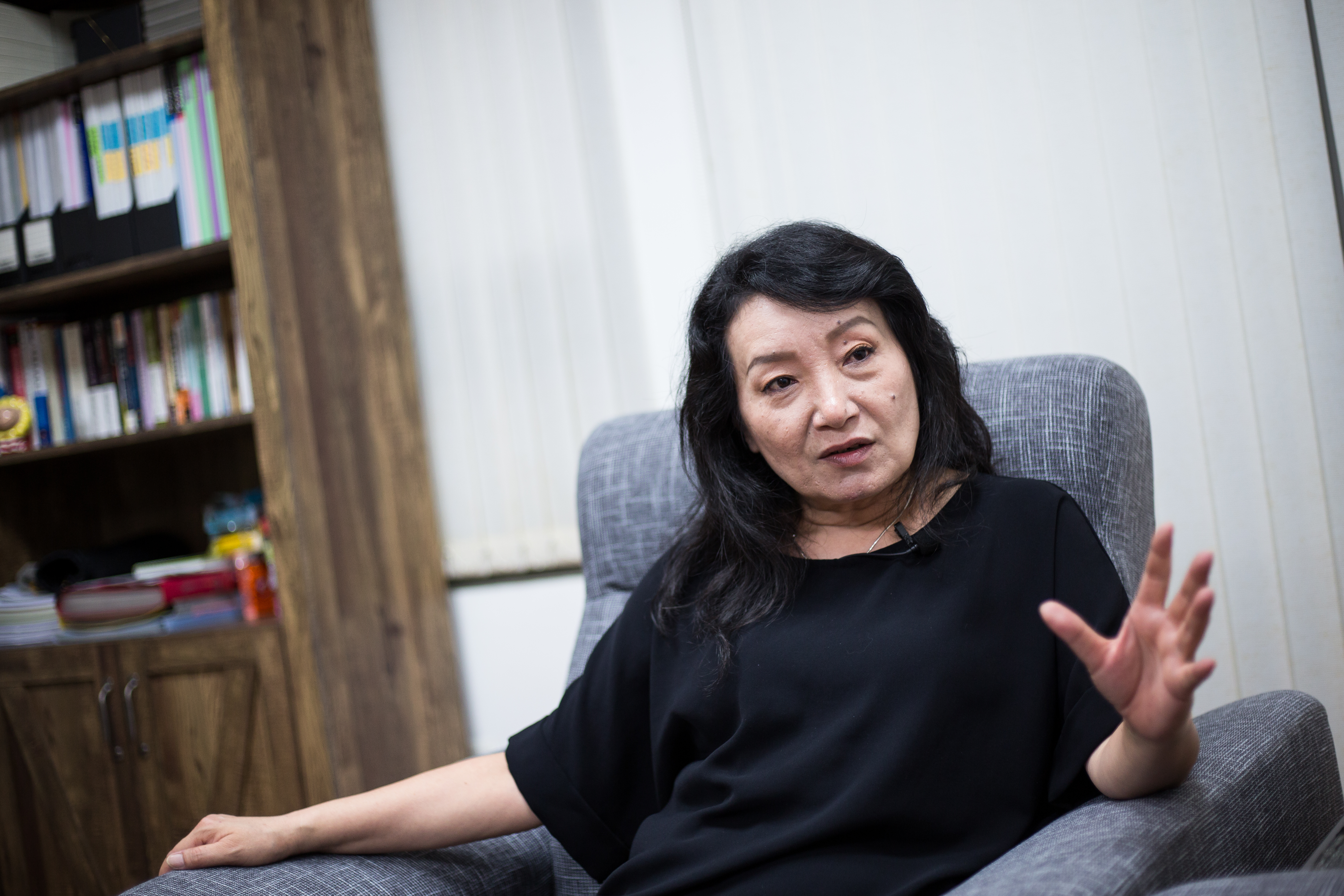 王薇君總是穿得一身黑，戴著十字架項鍊，雖然她說自己沒有宗教信仰，相信事在人為。