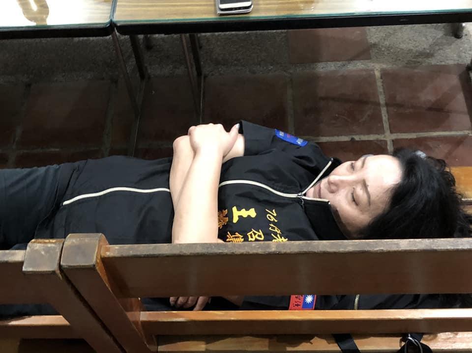 王薇君協助過約200件遺體修復，因時間很長，有時需要睡在殯儀館。（翻攝自臉書）