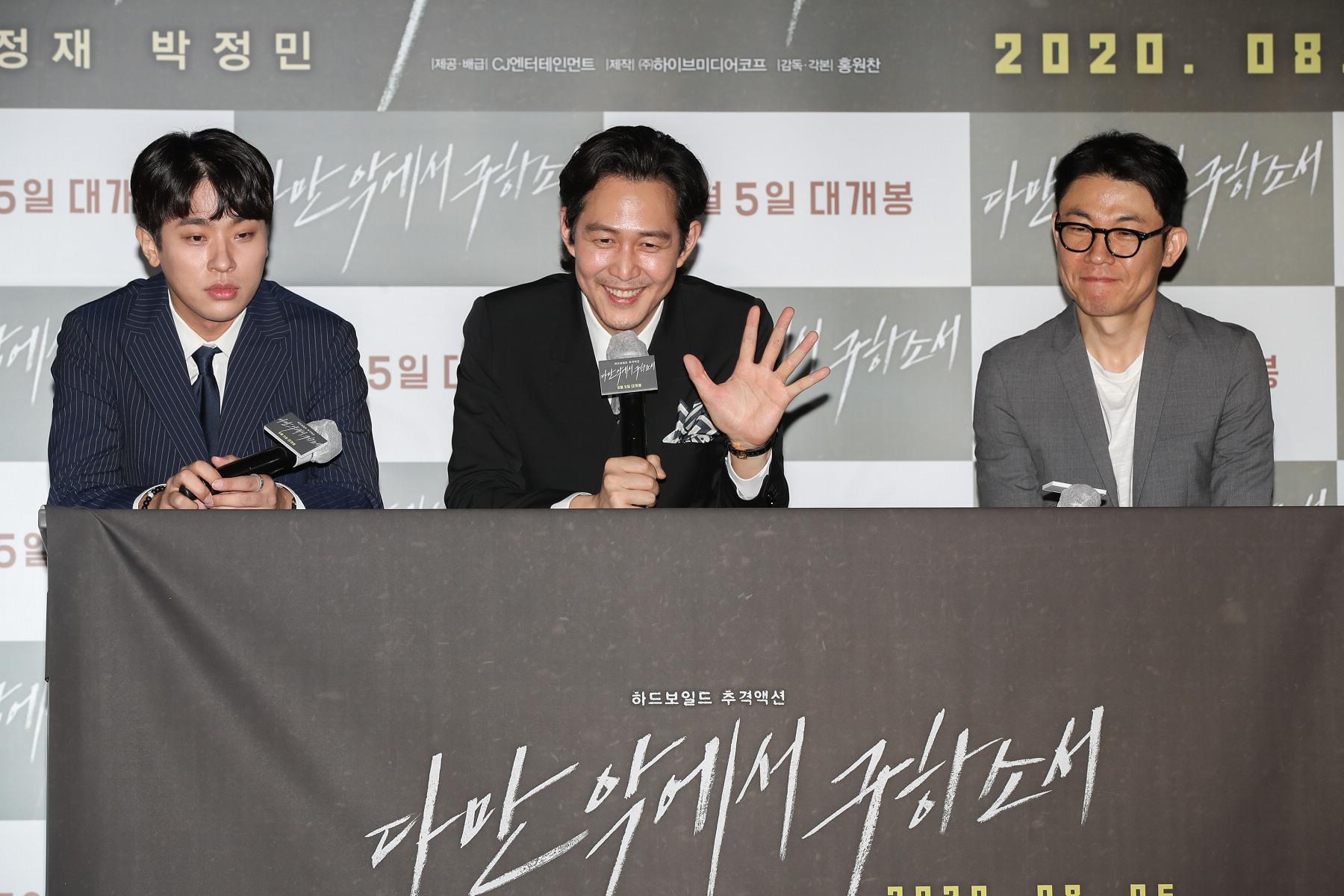 導演洪源澯（右）與李政宰、朴正民出席《魔鬼對決》試映記者會。（采昌多媒體提供）