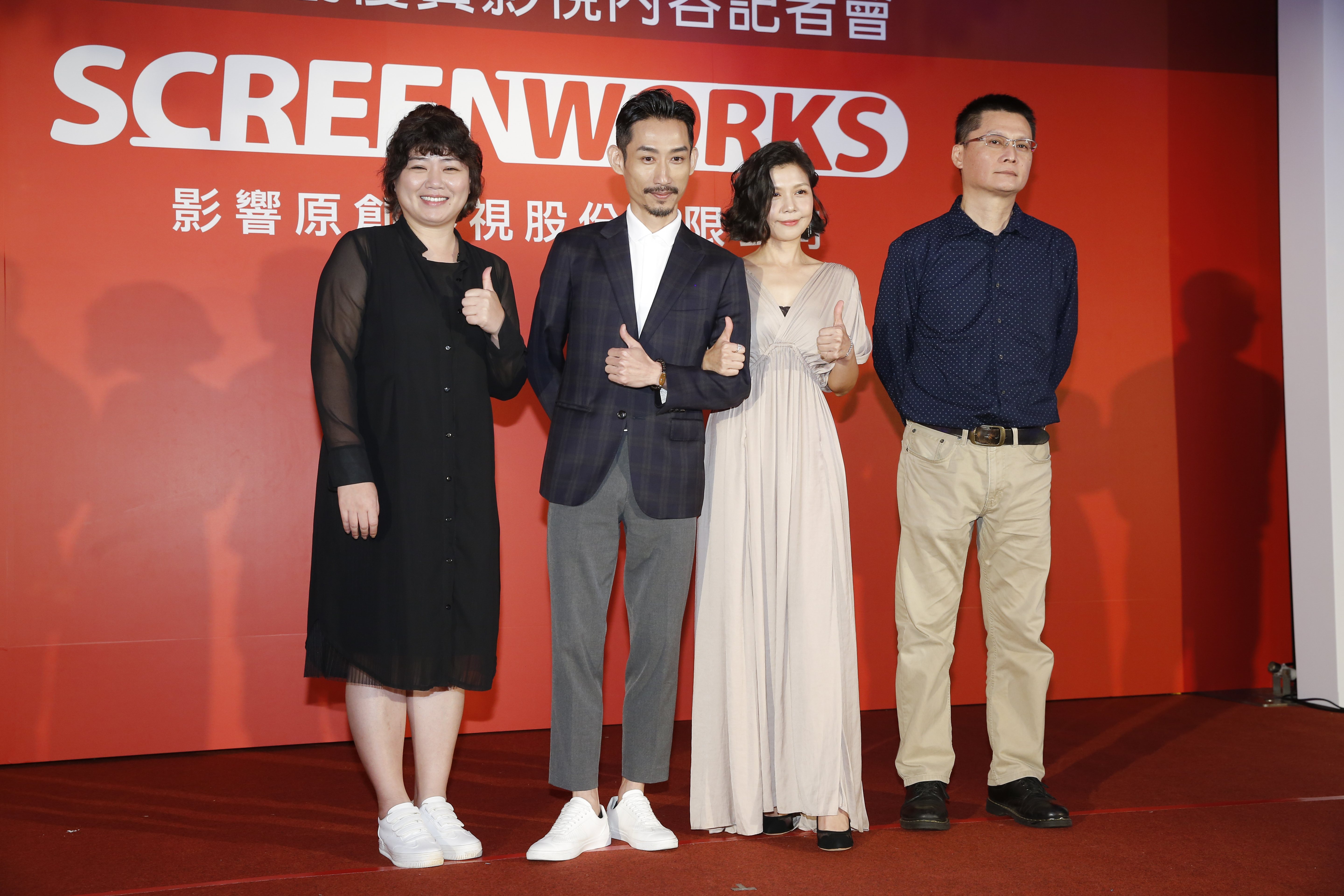 《俗女養成記》終於在敲碗下由原班人馬開拍第2季，除了導演嚴藝文、陳長綸外，飾演小嘉玲父母的陳竹昇與于子育（琇琴）也出席了記者會。