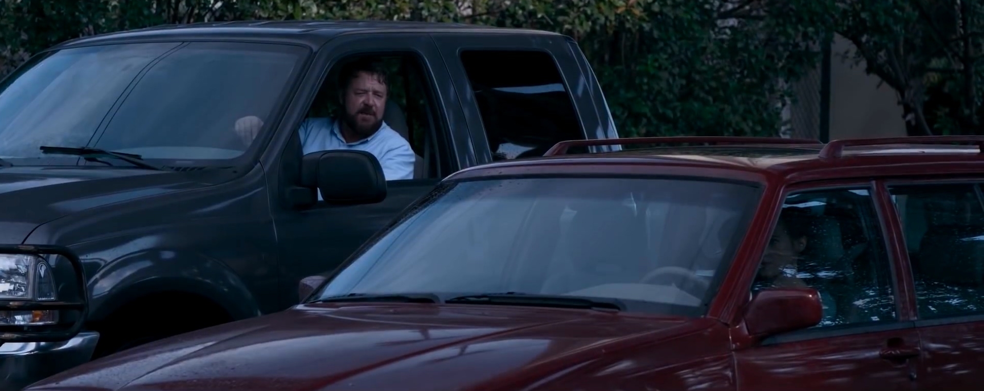 羅素克洛不爽白目媽媽對他亂按喇叭，要求她道歉未果，於是展開一連串殘忍報復行動。（翻攝自預告）