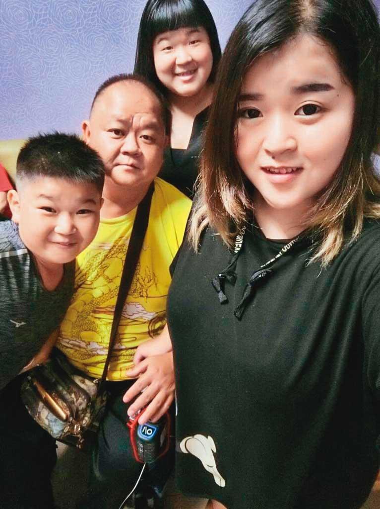 劉鴻仁3年前與3名子女的自拍照,左起為小兒子、劉鴻仁、大女兒和二女兒。(劉鴻仁提供)