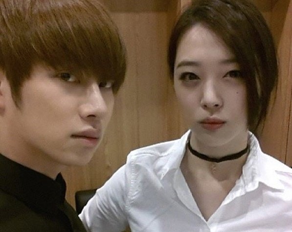 希澈與雪莉情同兄妹，他在雪莉去世後收養了她的愛貓。（網路圖片）