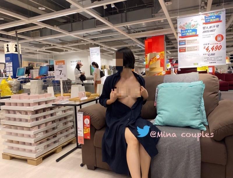 「台中米娜」貼出全裸在台中IKEA閒晃的照片，甚至照片中背景還有其他不知情的民眾。（翻攝自推特）