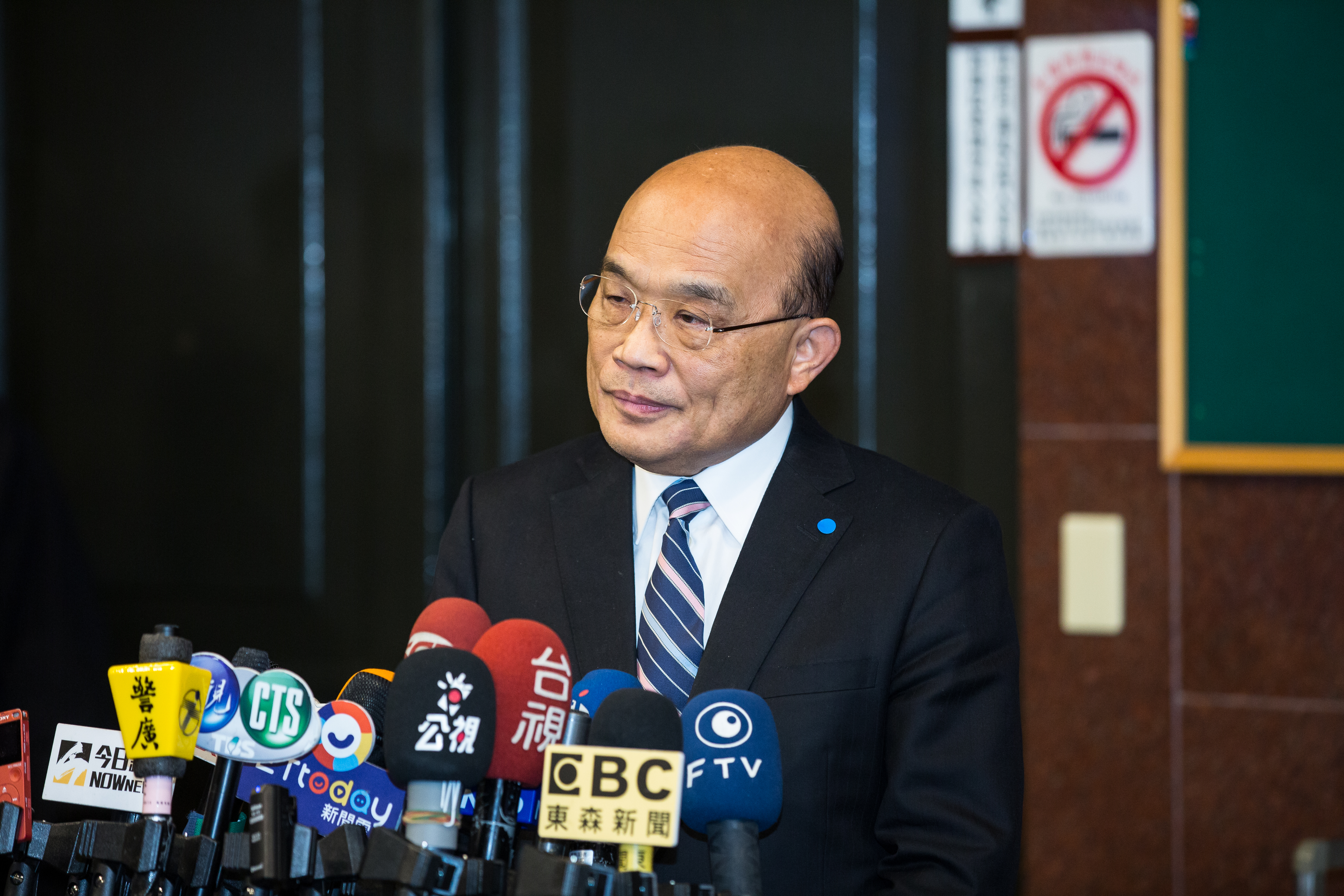 行政院人事行政總處建議明年「不調薪」，行政院長蘇貞昌近期將正式核定，軍公教明年恐加薪無望。