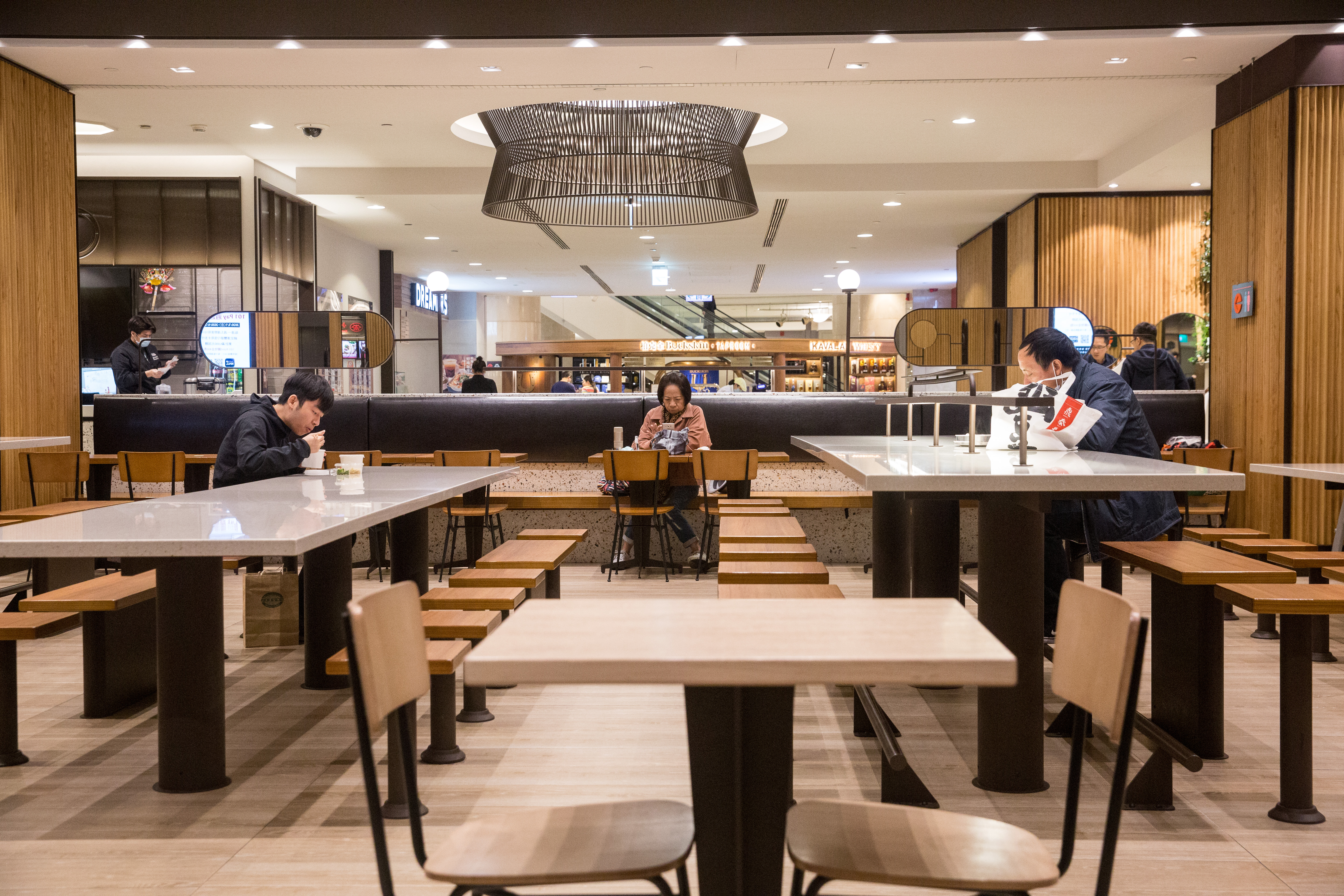 香港政府實施餐廳禁止內用政策，造成民眾不便怨聲載道。（示意圖，本刊資料照）