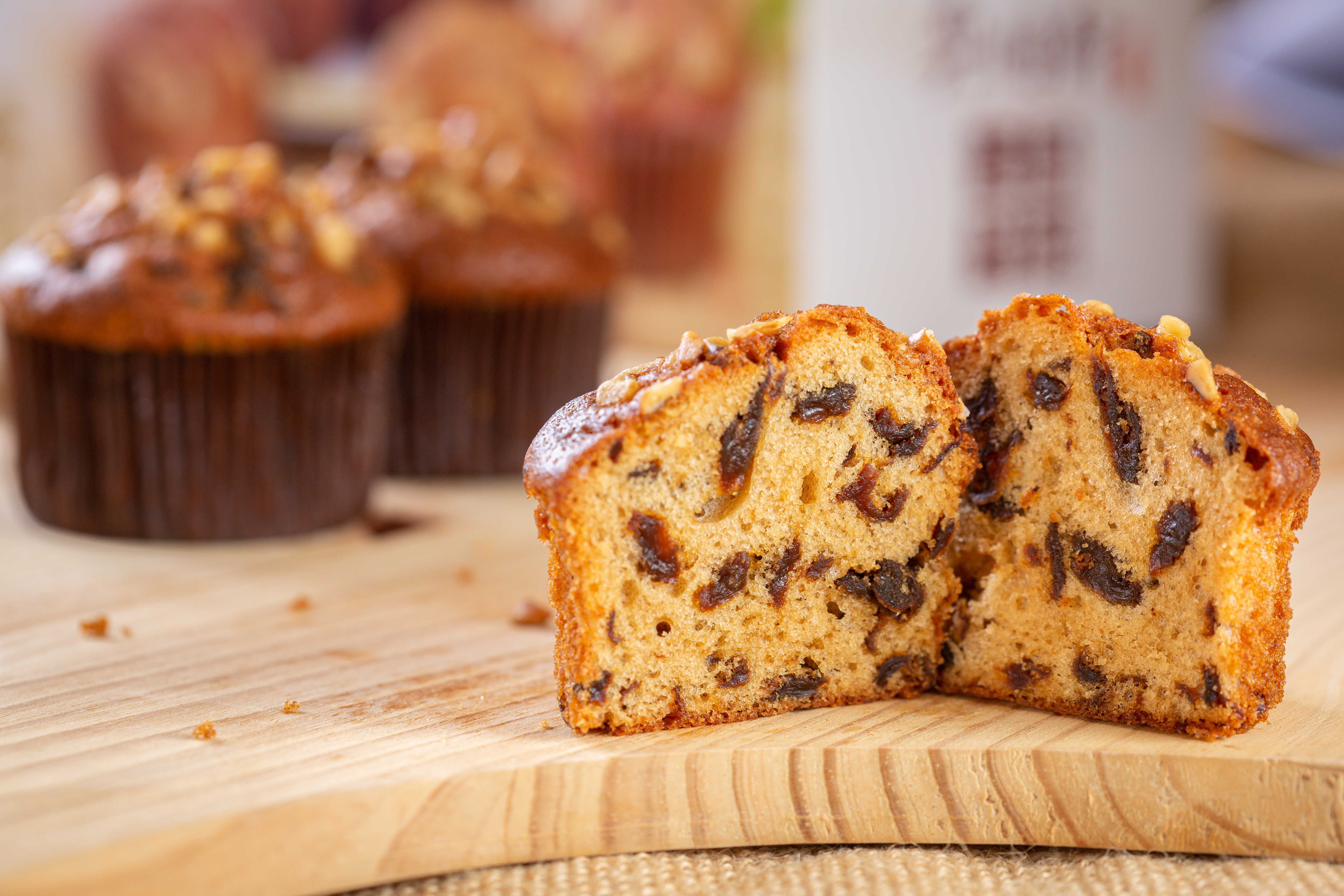 「桂圓蛋糕」每一口都吃得到日曬桂圓，加上核桃，層次多變，而且桂圓還用一樣秘密武器泡過。（180元／盒，10入）