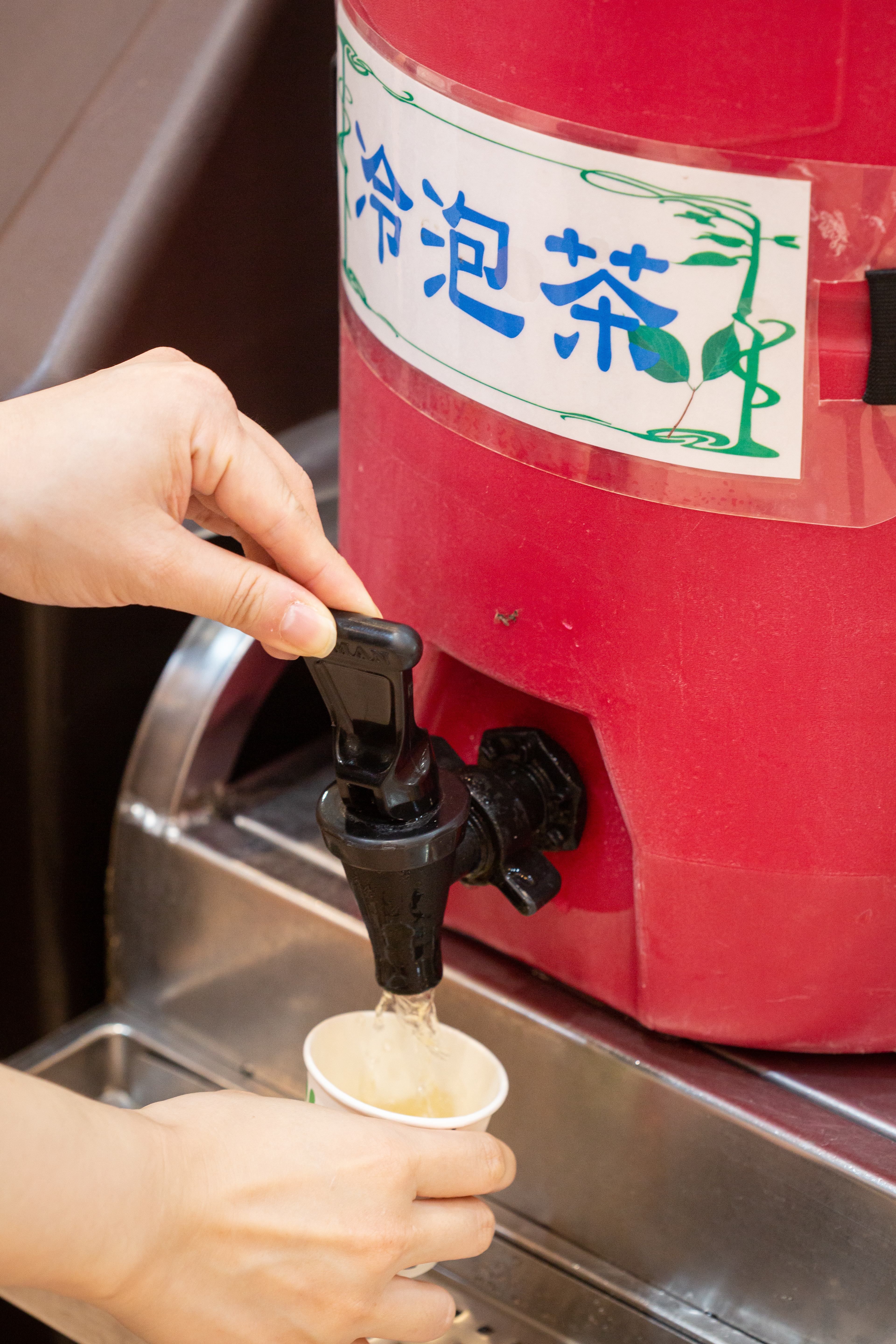 夏天供應冷泡麥茶，貼心幫客人降暑氣。